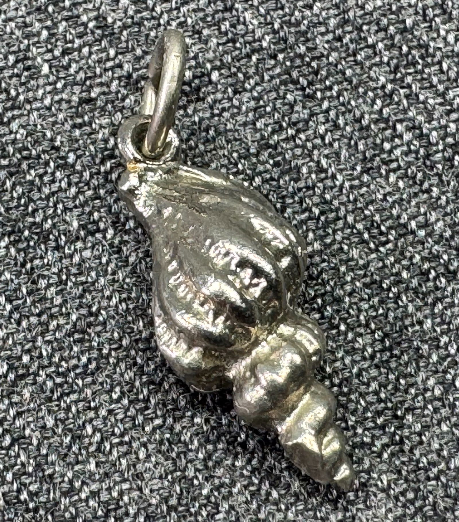 Vintage silver-toned sea shell charm pendant *a: Vintage silver-toned sea shell charm pendant. Unmarked. For measures please refer to the pictures taken with a measuring tape. Weight: 1.64 Grams. IN HOUSE FLAT SHIPPING & HANDLING COST WITHIN ALL THE