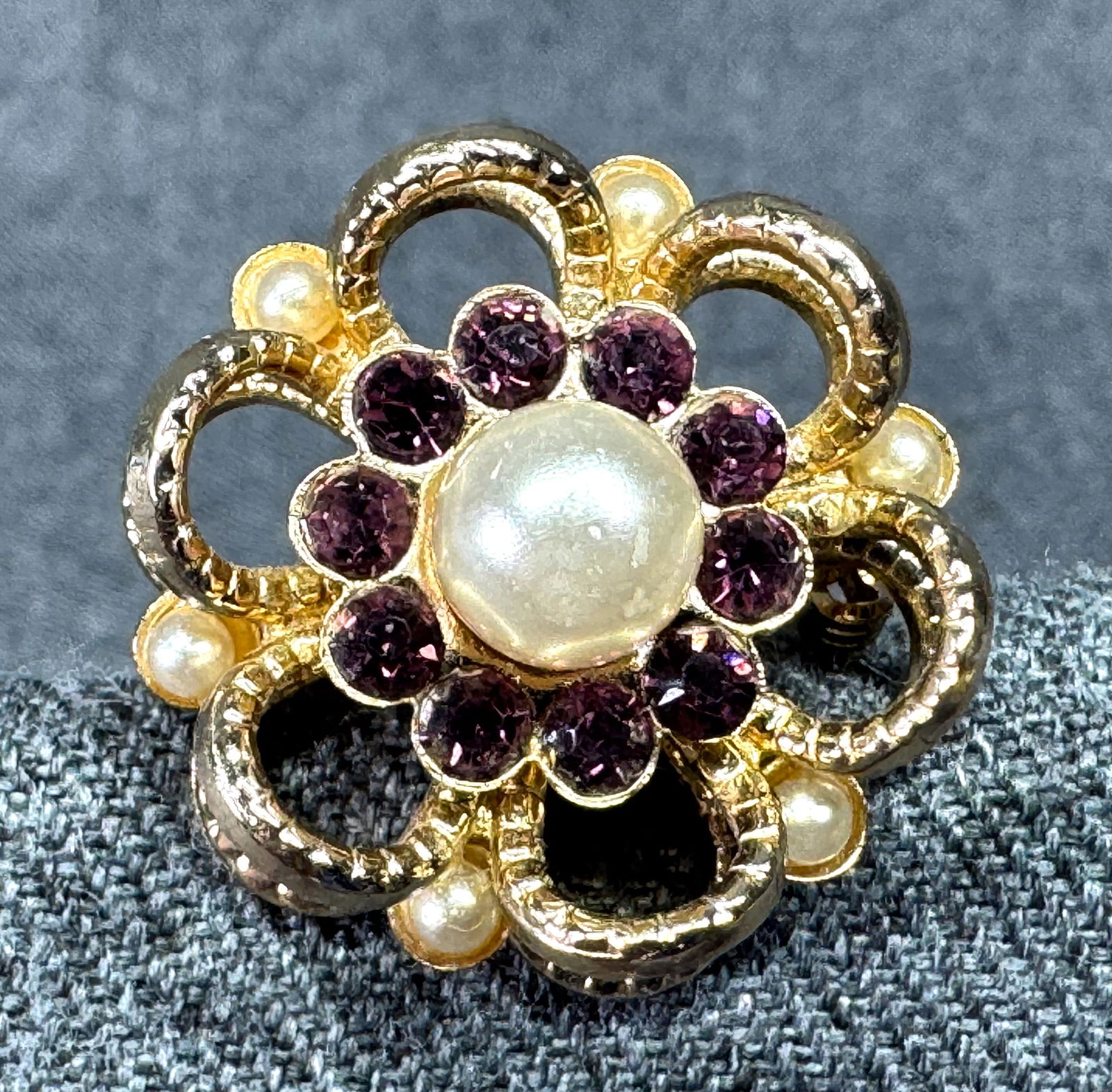 Vintage pearly beads purple crystals gold-toned flower brooch pin *a: Vintage pearly beads purple crystals gold-toned flower brooch pin. Unmarked. For measures please refer to the pictures taken with a measuring tape. Weight: 8 Grams. IN HOUSE FLAT SHIPPING & HANDLING C