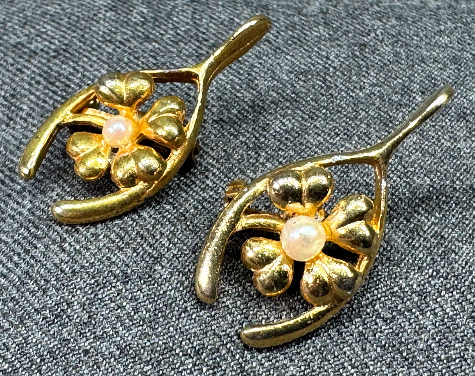 Vintage assorted pearly bead gold-toned wish bone clover brooch pins *a (1 of 5)