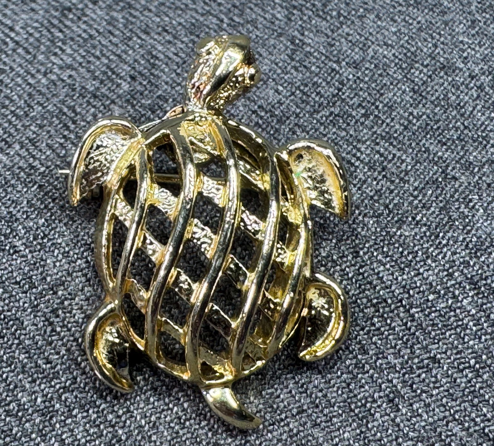 Vintage Gerrys gold-toned turtle brooch pin. *a (1 of 4)