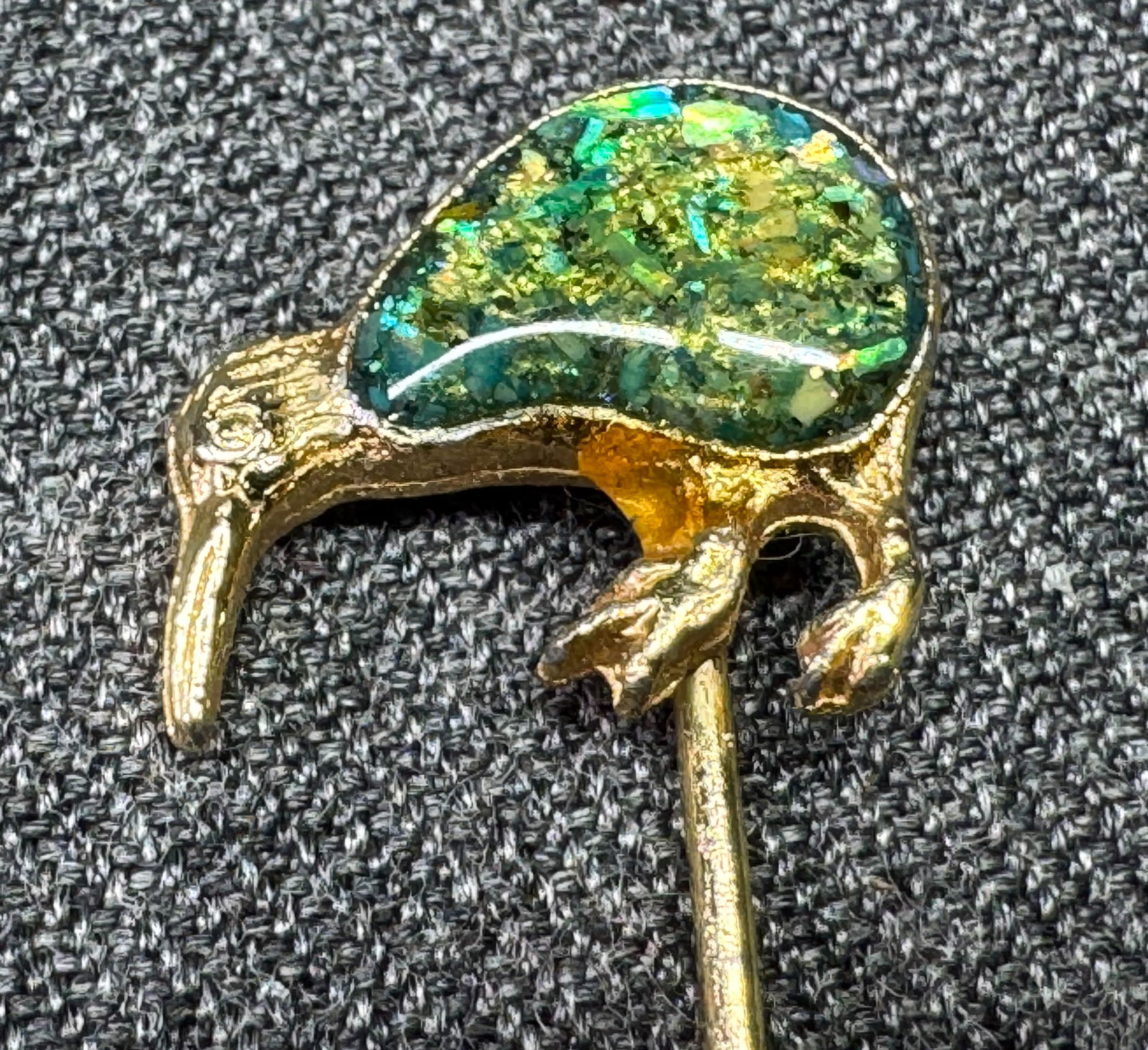 Vintage New Zealand kiwi stick pin. Paua chipped shell inlay resin gold-toned metal. *a: Vintage New Zealand Paua Abalone Shell Tiny Petite Kiwi. Original carboard. Unmarked. For measures please refer to the pictures taken with a measuring tape. Weight: 3 Grams. IN HOUSE FLAT SHIPPING & H