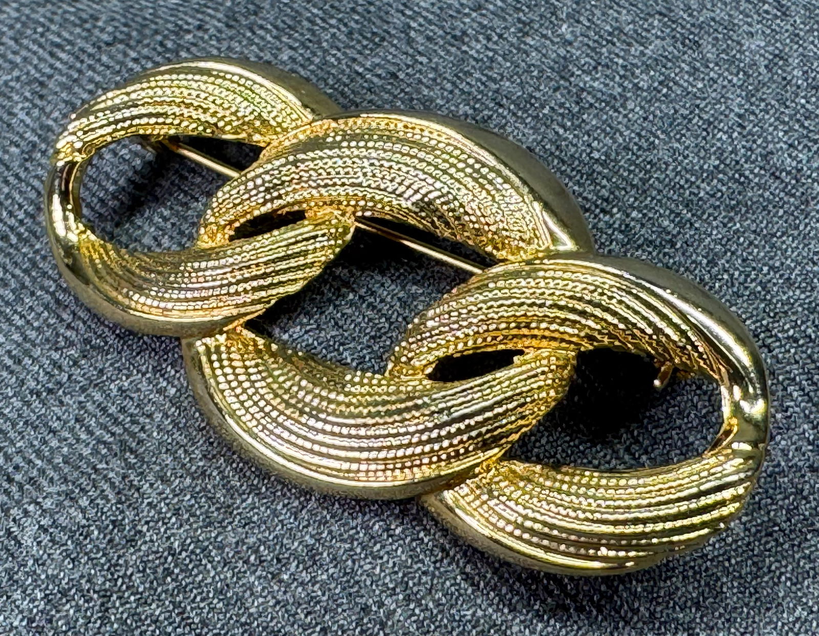 Vintage textured gold-toned tripe knot brooch pin. *a: Vintage textured gold-toned tripe knot brooch pin. Unmarked. For measures please refer to the pictures taken with a measuring tape. Weight: 10 Grams. IN HOUSE FLAT SHIPPING & HANDLING COST WITHIN ALL
