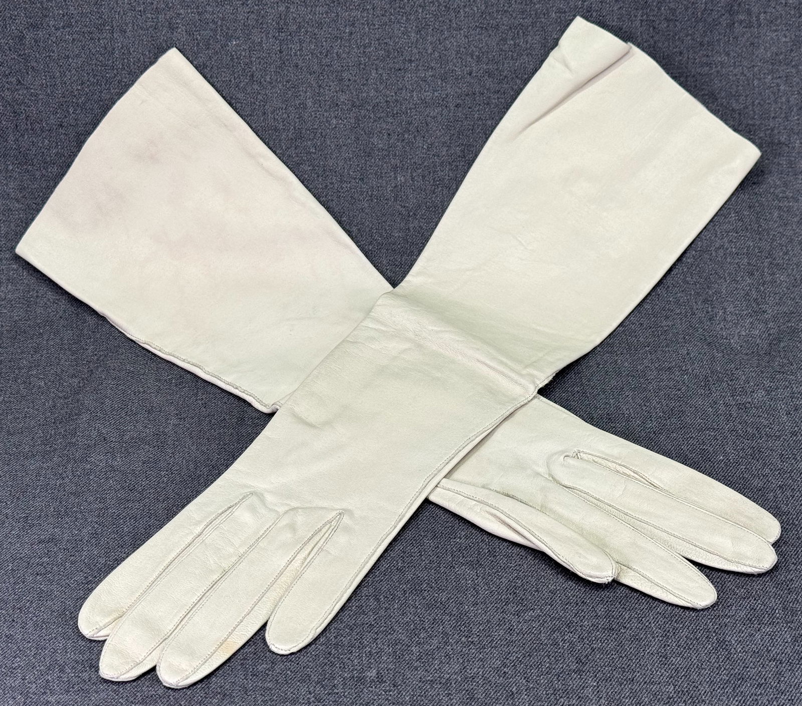 Vintage Van Raalte off white leather gloves. Size 6 1/2 . 14 1/2 " long *a (1 of 5)