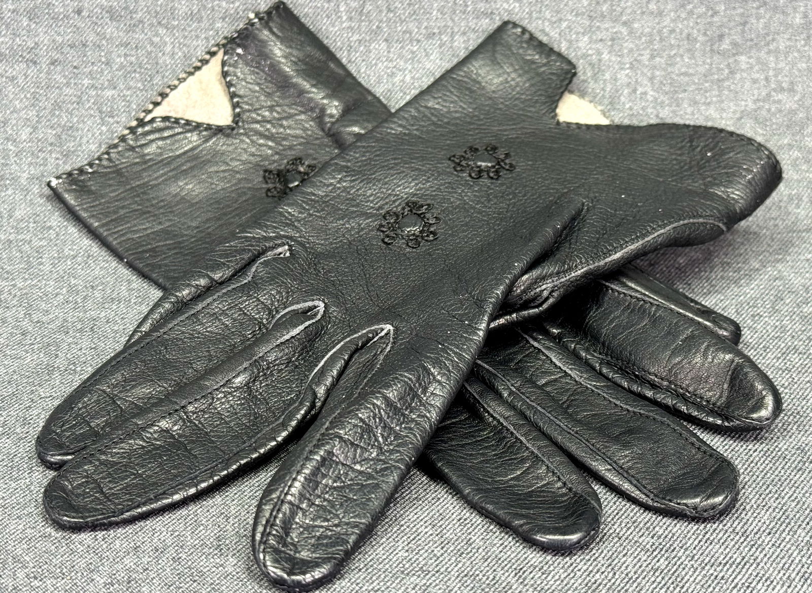 Vintage embroidery flowers black deerskin leather gloves. Size 6 1/2 *a (1 of 6)