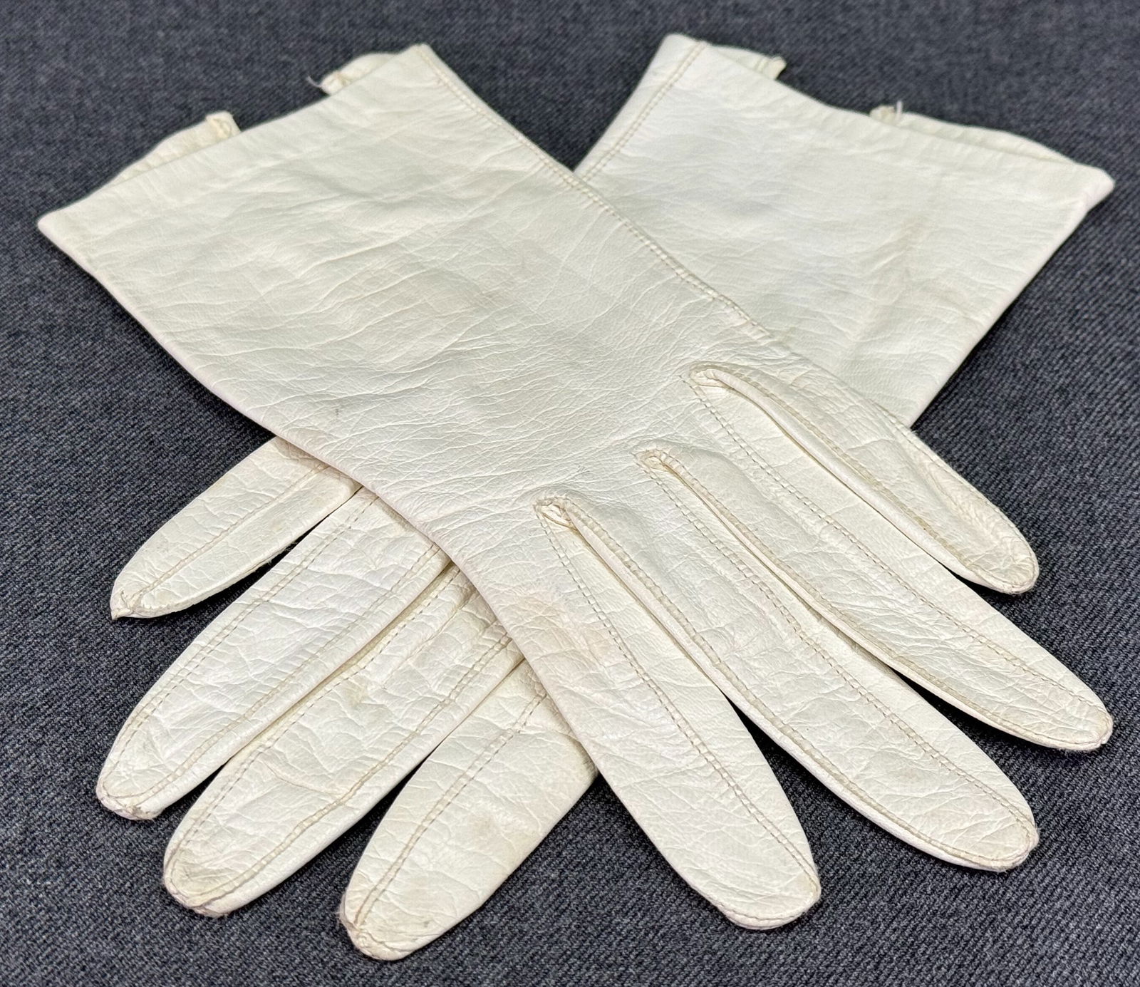 Vintage creamy white leather gloves. Size 6 *a (1 of 5)
