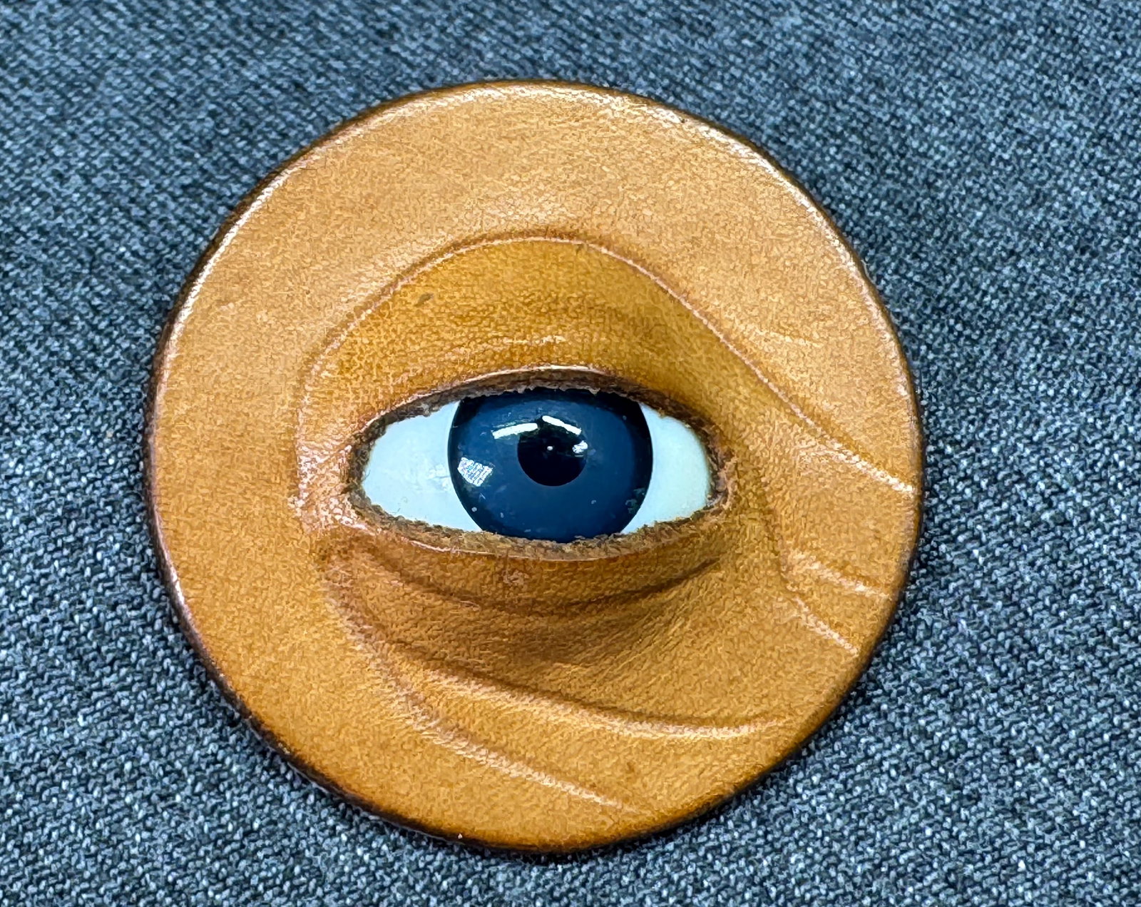 Vintage artsy handcrafted leather eye brooch pin. *a: Vintage artsy handcrafted leather eye brooch pin. eye seems to be plastic. Golden enamel metal seting. Unmarked. For measures please refer to the pictures taken with a measuring tape. Weight: 9 Grams.