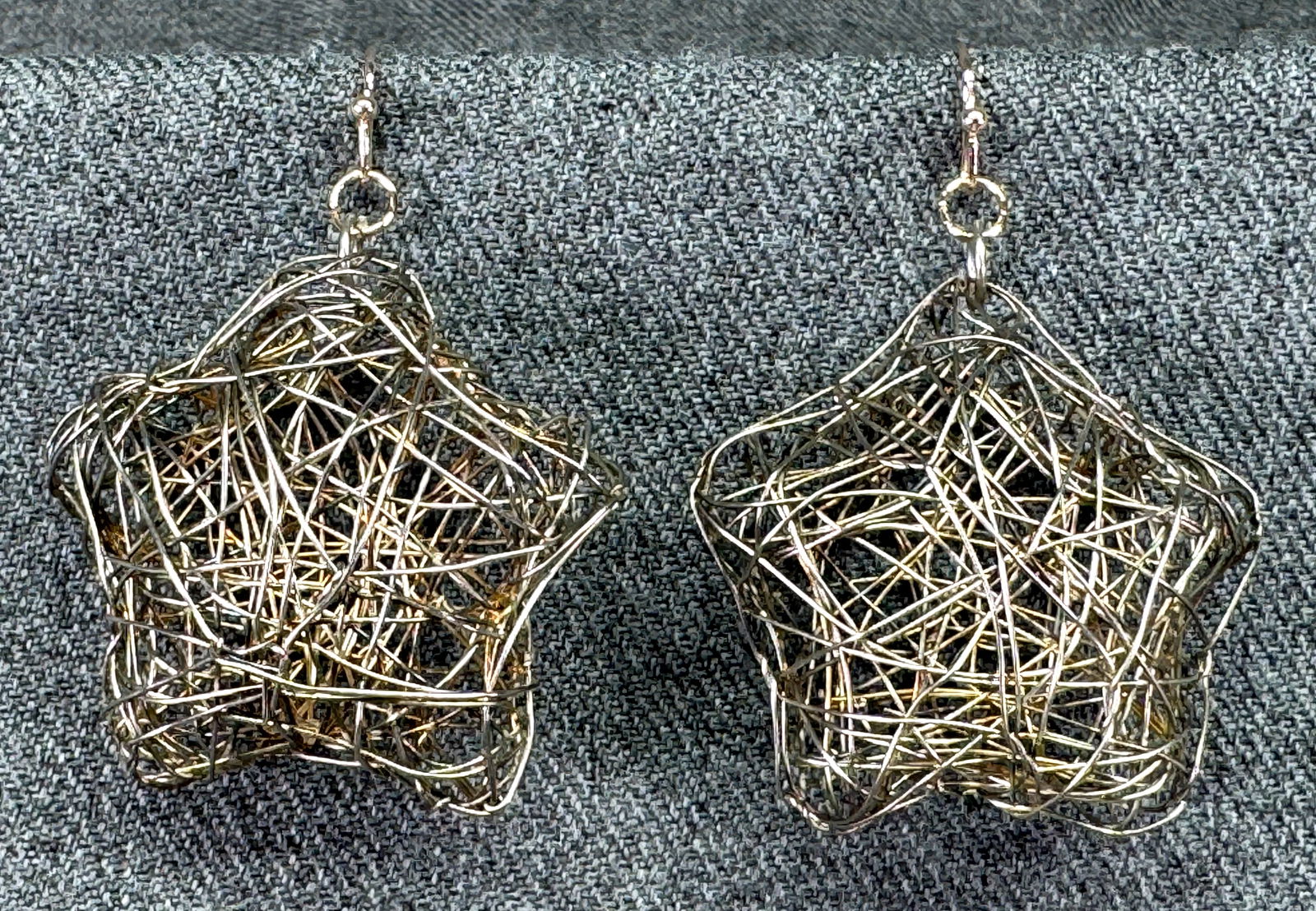 Vintage artsy wired puffy star hook earrings. *a: Vintage artsy silver-toned wired puffy star rose gold-toned hook earrings. Unmarked. For measures please refer to the pictures taken with a measuring tape. Weight: 9 Grams. IN HOUSE FLAT SHIPPING & HA