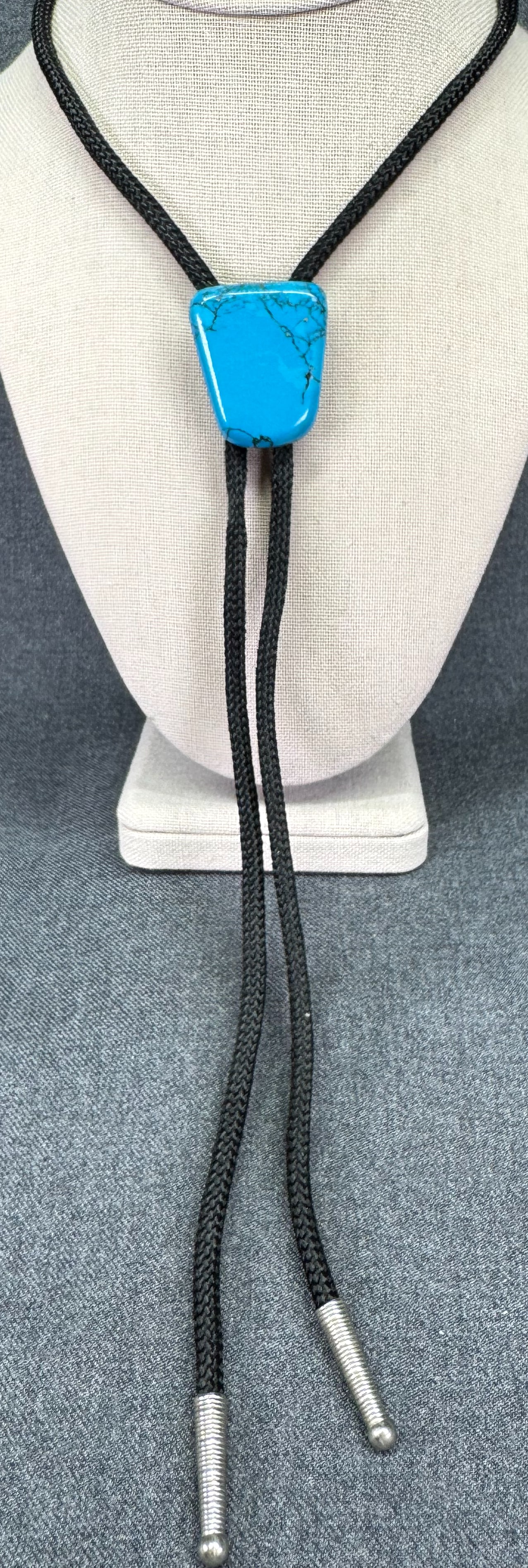 Vintage Southwestern style simile turquoise bolo tie. *a: Vintage Southwestern style simile turquoise bolo tie. Unmarked. For measures please refer to the pictures taken with a measuring tape. Weight: 28 Grams IN HOUSE FLAT SHIPPING & HANDLING COST WITHIN AL