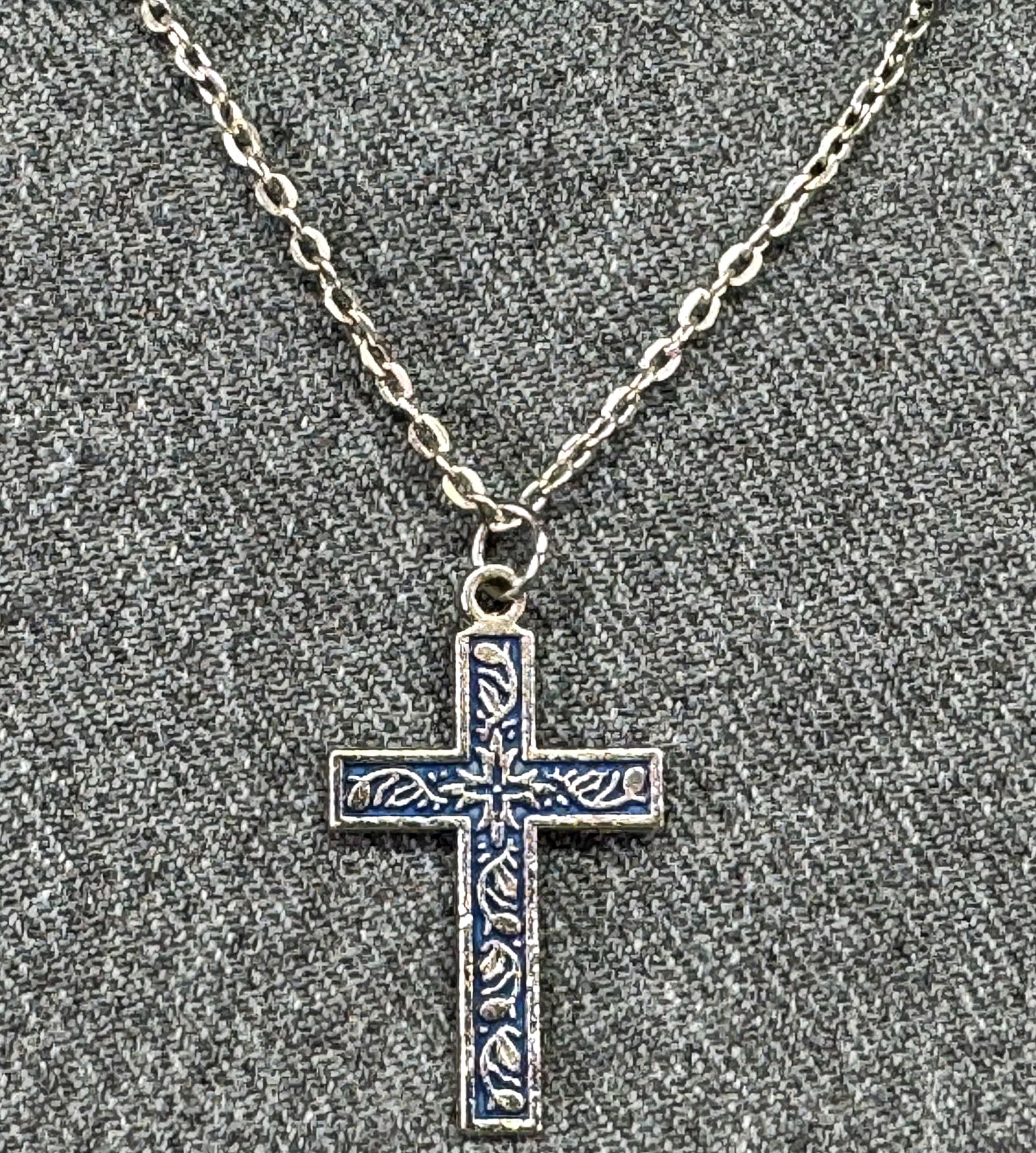 Vintage blue enamel silver-toned metal floral cross with chain. #a: Vintage blue enamel silver-toned metal floral cross with chain. Unmarked. For measures please refer to the pictures taken with a measuring tape. Weight:5 Grams. IN HOUSE FLAT SHIPPING & HANDLING COST