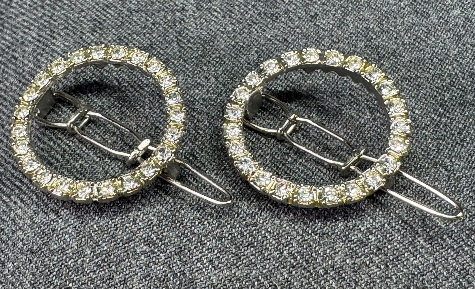 Vintage clear rhinestones silver-toned metal hair barrettes. Lot of 2 #a: Vintage clear rhinestones silver-toned metal hair barrettes. Lot of 2. Unmarked. For measures please refer to the pictures taken with a measuring tape. Weight: 7 Grams. IN HOUSE FLAT SHIPPING & HANDLI