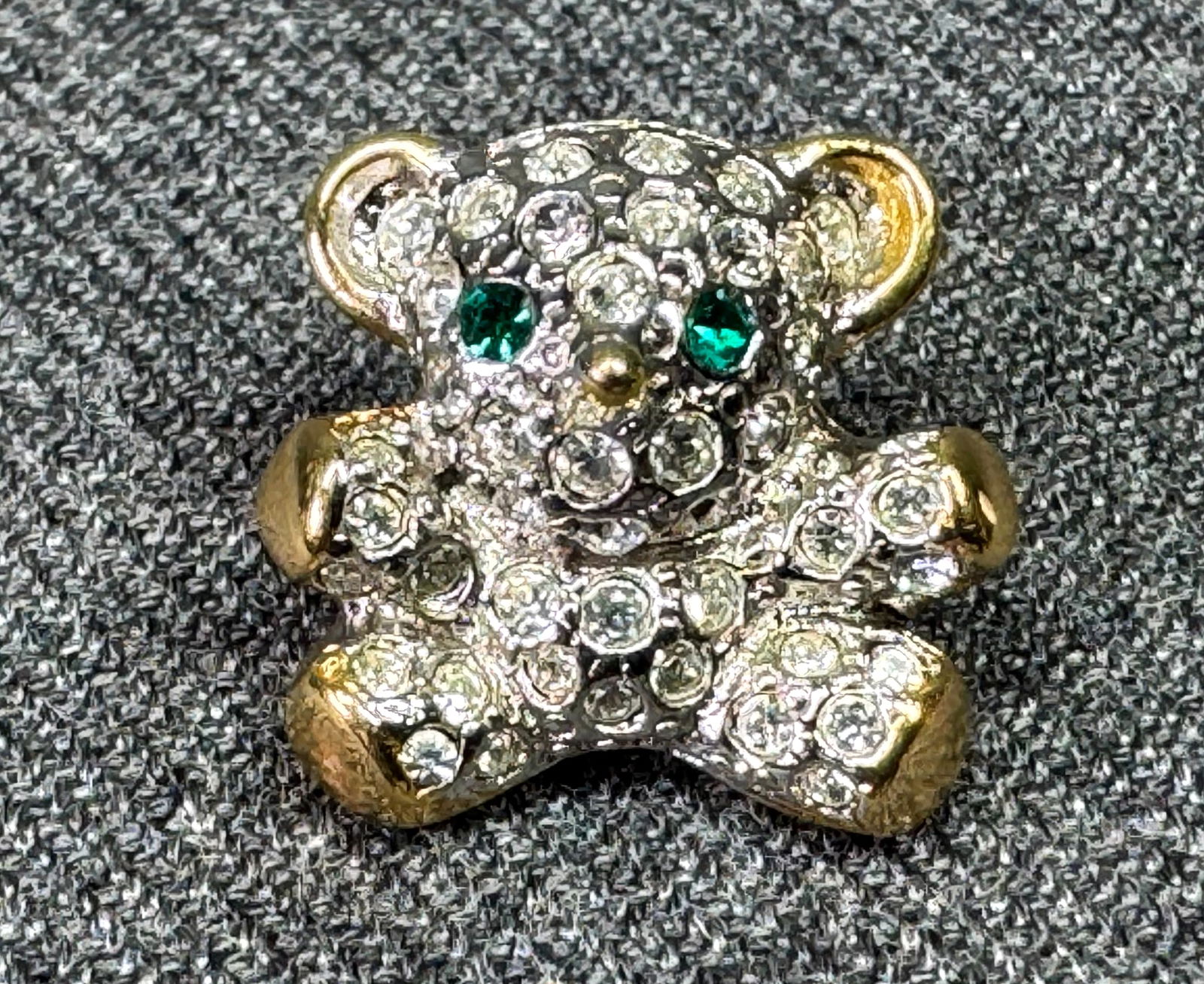 Vintage green & clear rhinestones gold-toned teddy bear lapel pin. #a: Vintage green & clear rhinestones gold-toned teddy bear lapel pin. Marked. For measures please refer to the pictures taken with a measuring tape. Weight: 3 Grams. IN HOUSE FLAT SHIPPING & HANDLING COS