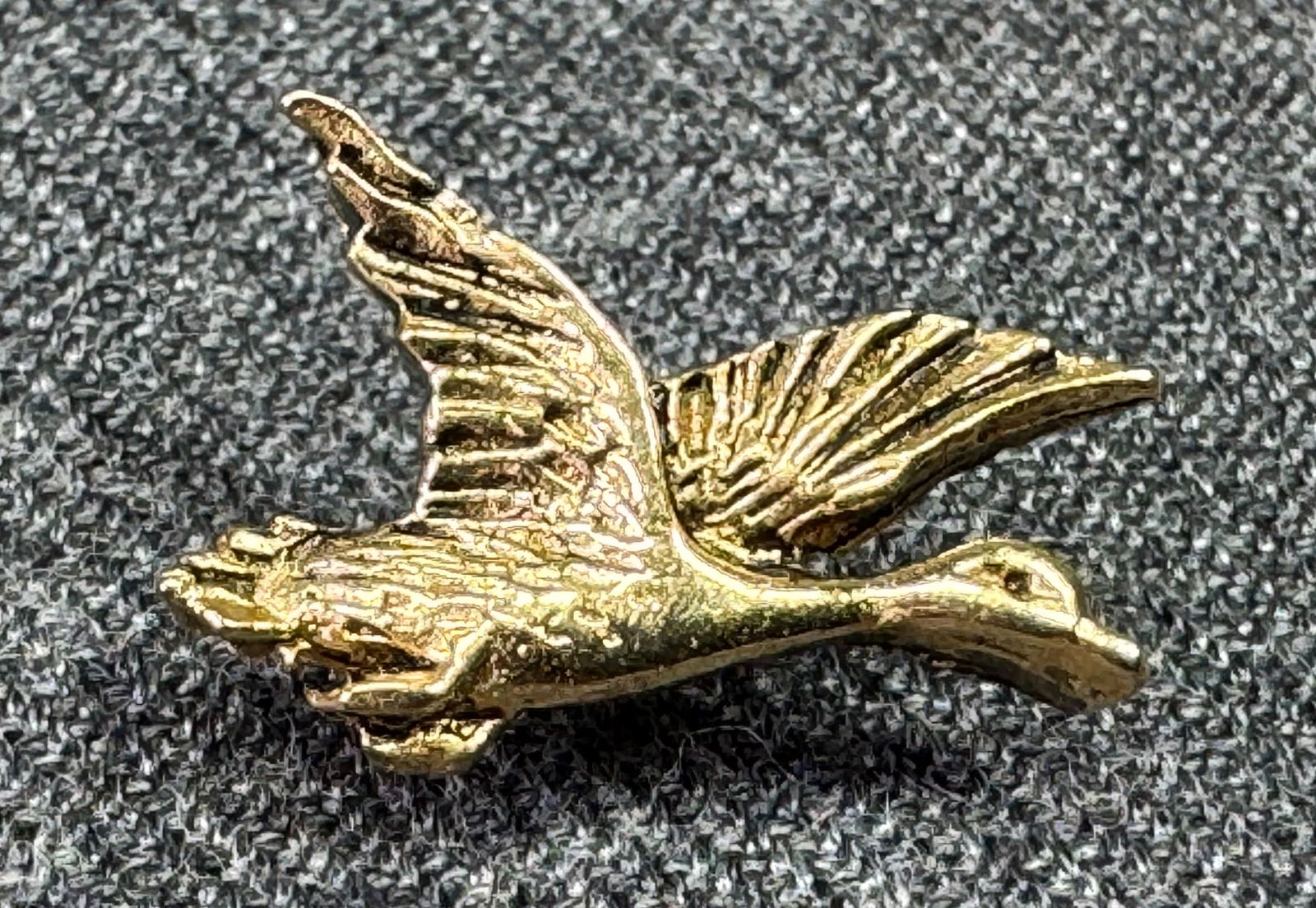 Vintage gold-toned flying duck hat lapel pin. #a (1 of 4)
