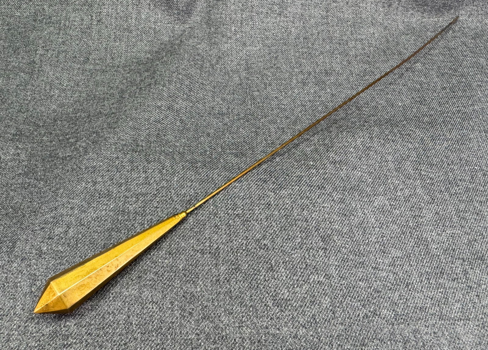 Antique Edwardian long hat pin hatpin. Gold-toned metal. Marked: Antique Edwardian long hat pin hatpin. Gold-toned metal. Marked R?. P. on rim. For measures please refer to the pictures taken with a measuring tape. Weight: 12 Grams. IN HOUSE FLAT SHIPPING & HANDLIN