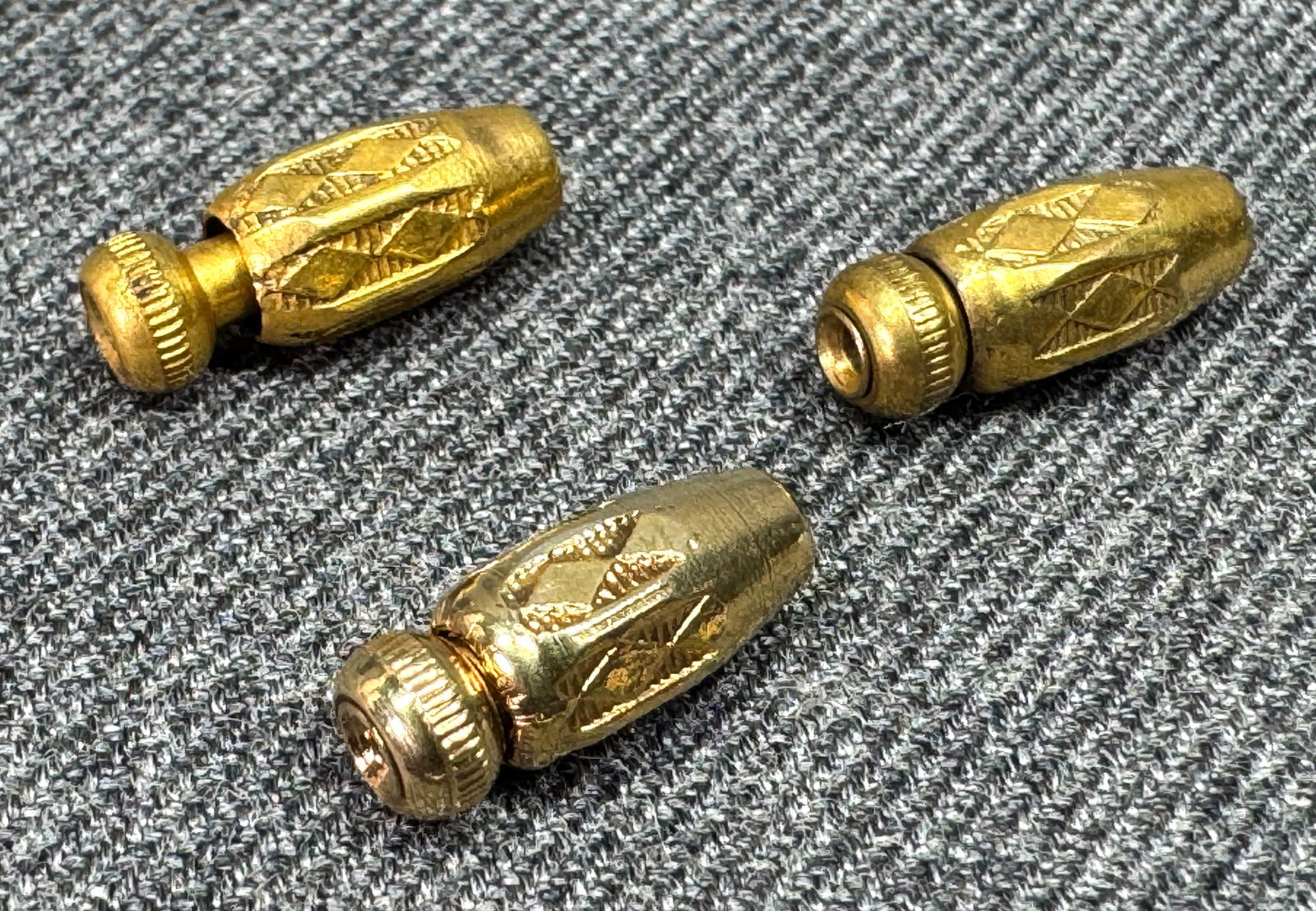 Antique art deco assorted hat pin spring clutch keeper caps. lot of 3: Antique art deco assorted hat pin spring clutch keeper caps. lot of 3. Unmarked. For measures please refer to the pictures taken with a measuring tape. Weight: 4 Grams. IN HOUSE FLAT SHIPPING & HANDLI