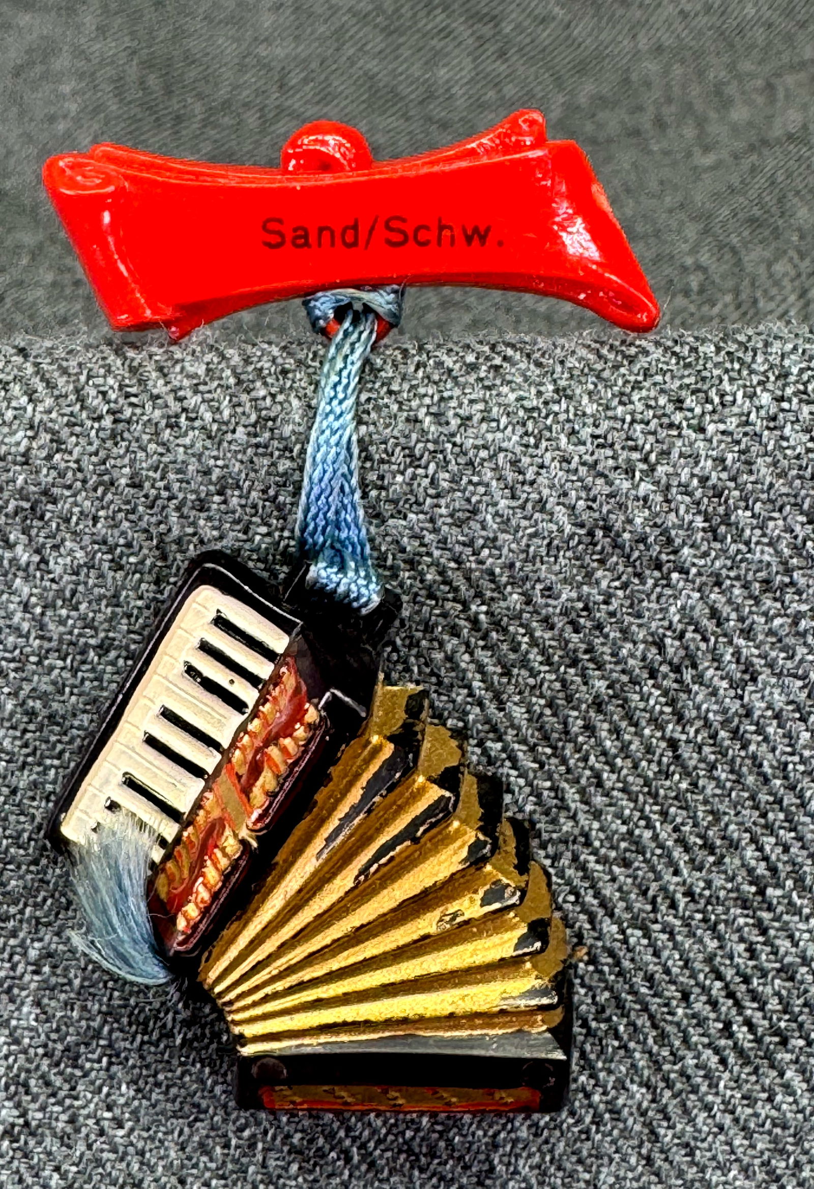 Vintage Sand / Schw. celluloid dangle accordion brooch pin. V: IN HOUSE FLAT SHIPPING & HANDLING COST WITHIN ALL THE U.S. : 7 To bypass LiveShipping, and use our In-House shipping service for 7 or shipping combined for multiple lots, please select “Arrange Your