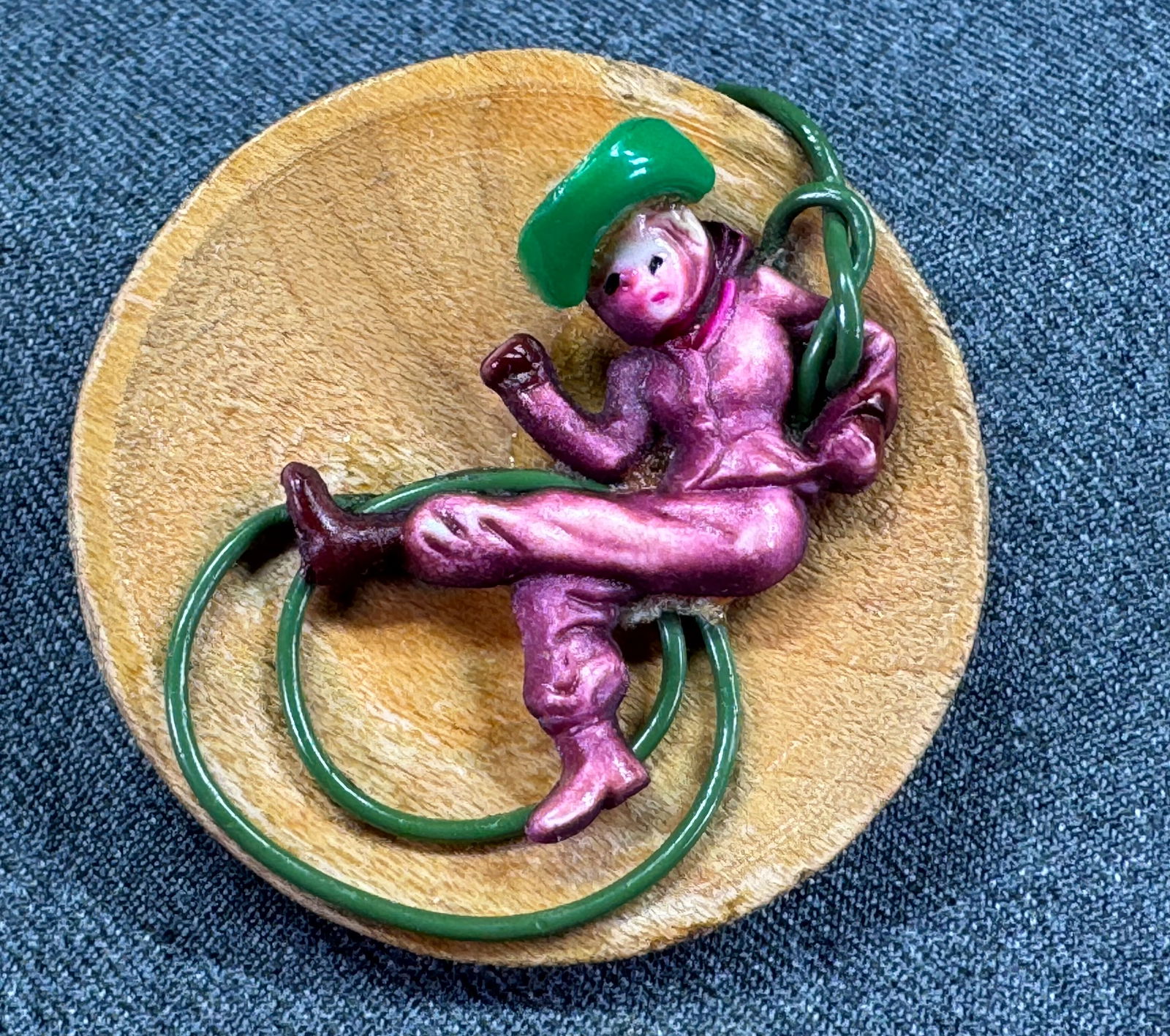 Vintage 1940s marked Fred Gray cowboy girl snap clasp button. Celluloid, wood, huile thread: IN HOUSE FLAT SHIPPING & HANDLING COST WITHIN ALL THE U.S. : 7 To bypass LiveShipping, and use our In-House shipping service for 7 or shipping combined for multiple lots, please select “Arrange Your