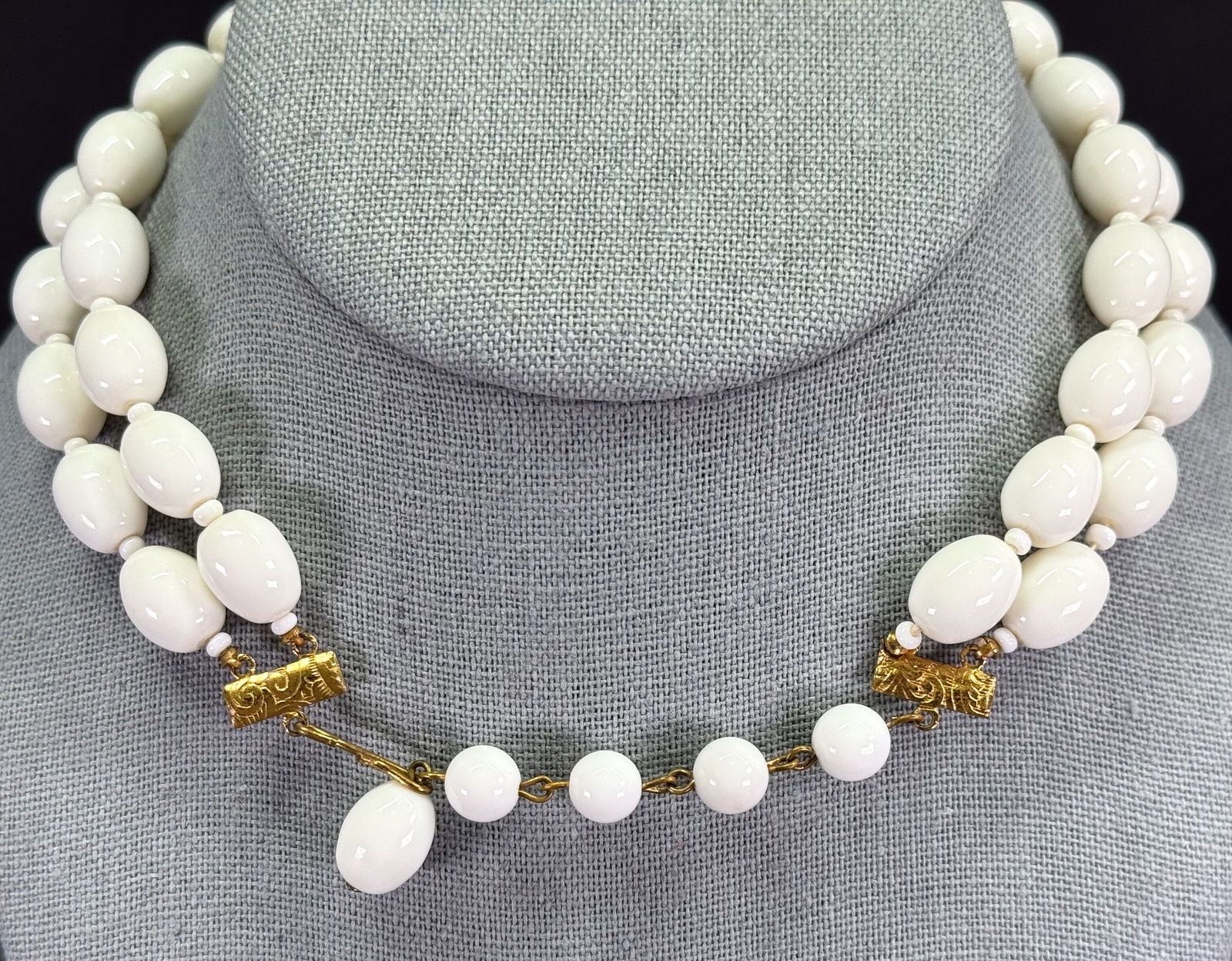 Vintage white plastic beads 2 strands collar necklace: IN HOUSE FLAT SHIPPING & HANDLING COST WITHIN ALL THE U.S. : 7 To bypass LiveShipping, and use our In-House shipping service for 7 or shipping combined for multiple lots, please select “Arrange Your