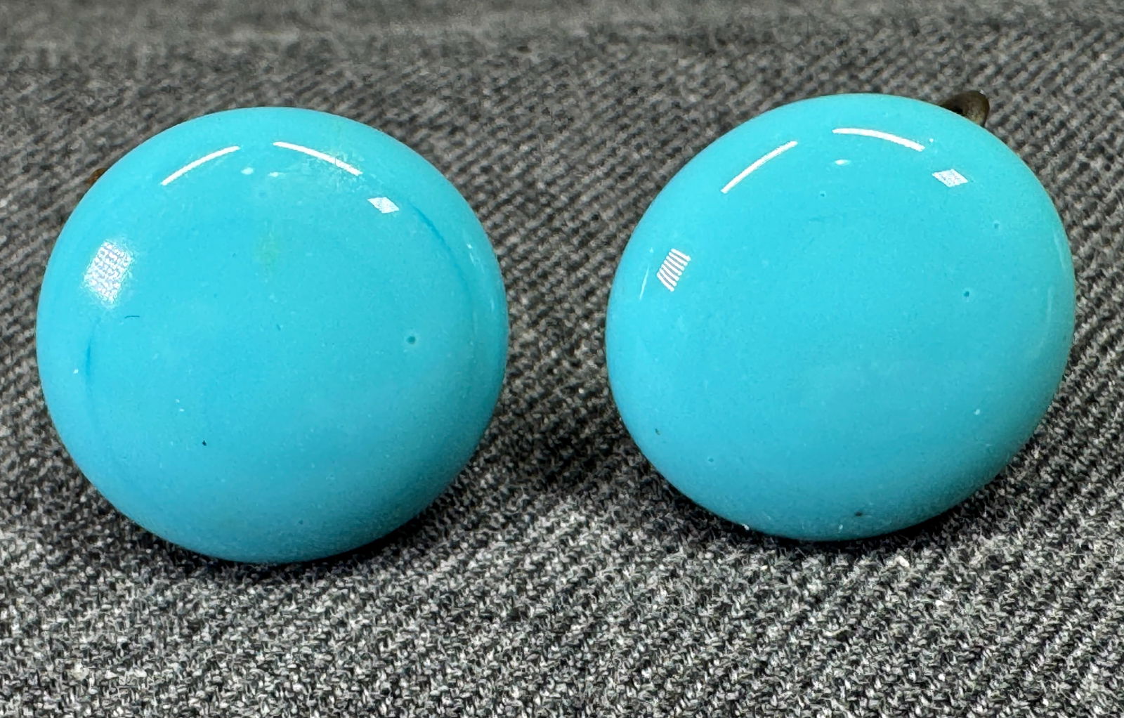 Vintage Japan turquoise glass bead screw back earrings.: Vintage Japan turquoise glass bead screw back earrings.. Marked. For measures please refer to the pictures taken with a measuring tape. Weight: 11 Grams. IN HOUSE FLAT SHIPPING & HANDLING COST WITHIN