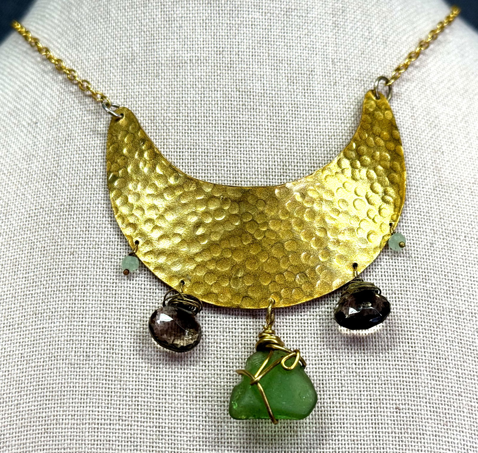 Vintage artsy hammered wired wrapped glass dangles medallion chain necklace: IN HOUSE FLAT SHIPPING & HANDLING COST WITHIN ALL THE U.S. : 7 To bypass LiveShipping, and use our In-House shipping service for 7 or shipping combined for multiple lots, please select “Arrange Your