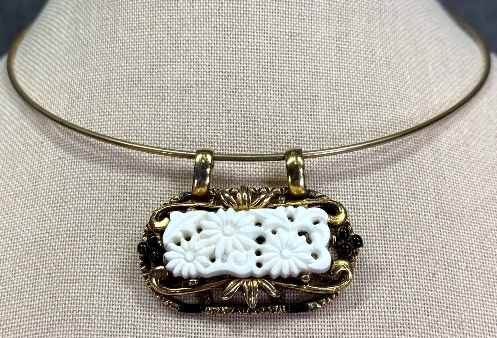 Vintage filigree white plastic flowers goldtone metal medallion choker necklace: IN HOUSE FLAT SHIPPING & HANDLING COST WITHIN ALL THE U.S. : 7 To bypass LiveShipping, and use our In-House shipping service for 7 or shipping combined for multiple lots, please select “Arrange Your