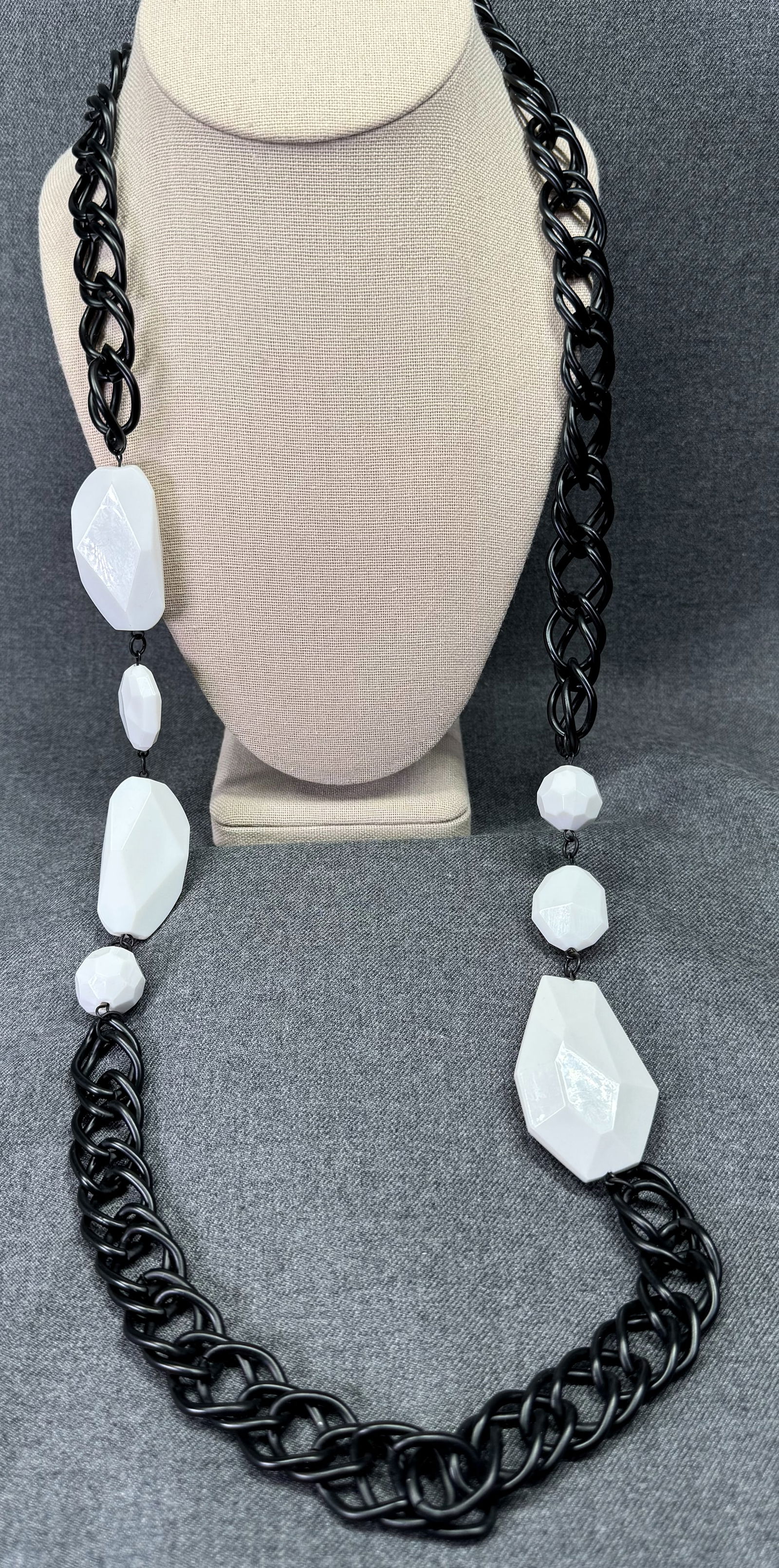 Vintage faceted white lucite beads black chain statement necklace: Vintage faceted white lucite beads black chain statement necklace. Unmarked. For measures please refer to the pictures taken with a measuring tape. Weight:47 Grams. IN HOUSE FLAT SHIPPING & HANDLING C