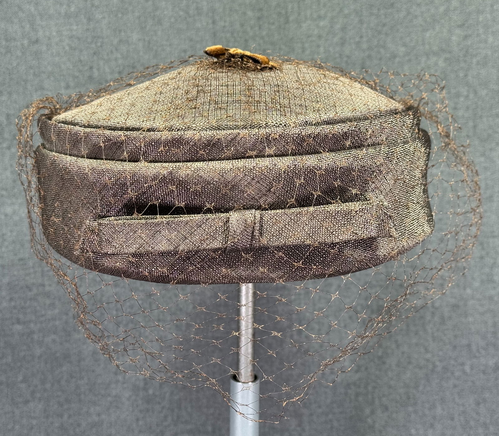 Vintage bows and net brownish hat: IN HOUSE FLAT SHIPPING & HANDLING COST WITHIN ALL THE U.S. : 9 To bypass LiveShipping, and use our In-House shipping service for 9 or shipping combined for multiple lots, please select “Arrange Your