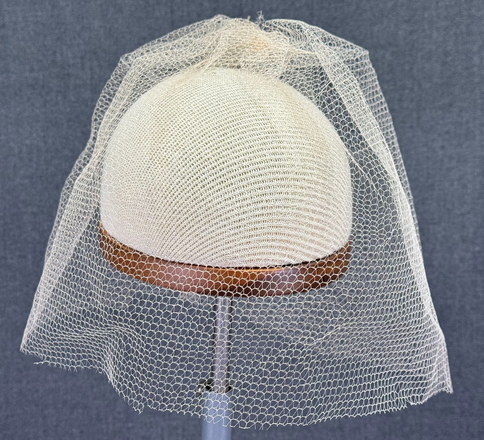 Vintage creamy net birdcage veil hat: IN HOUSE FLAT SHIPPING & HANDLING COST WITHIN ALL THE U.S. : 9 To bypass LiveShipping, and use our In-House shipping service for 9 or shipping combined for multiple lots, please select “Arrange Your