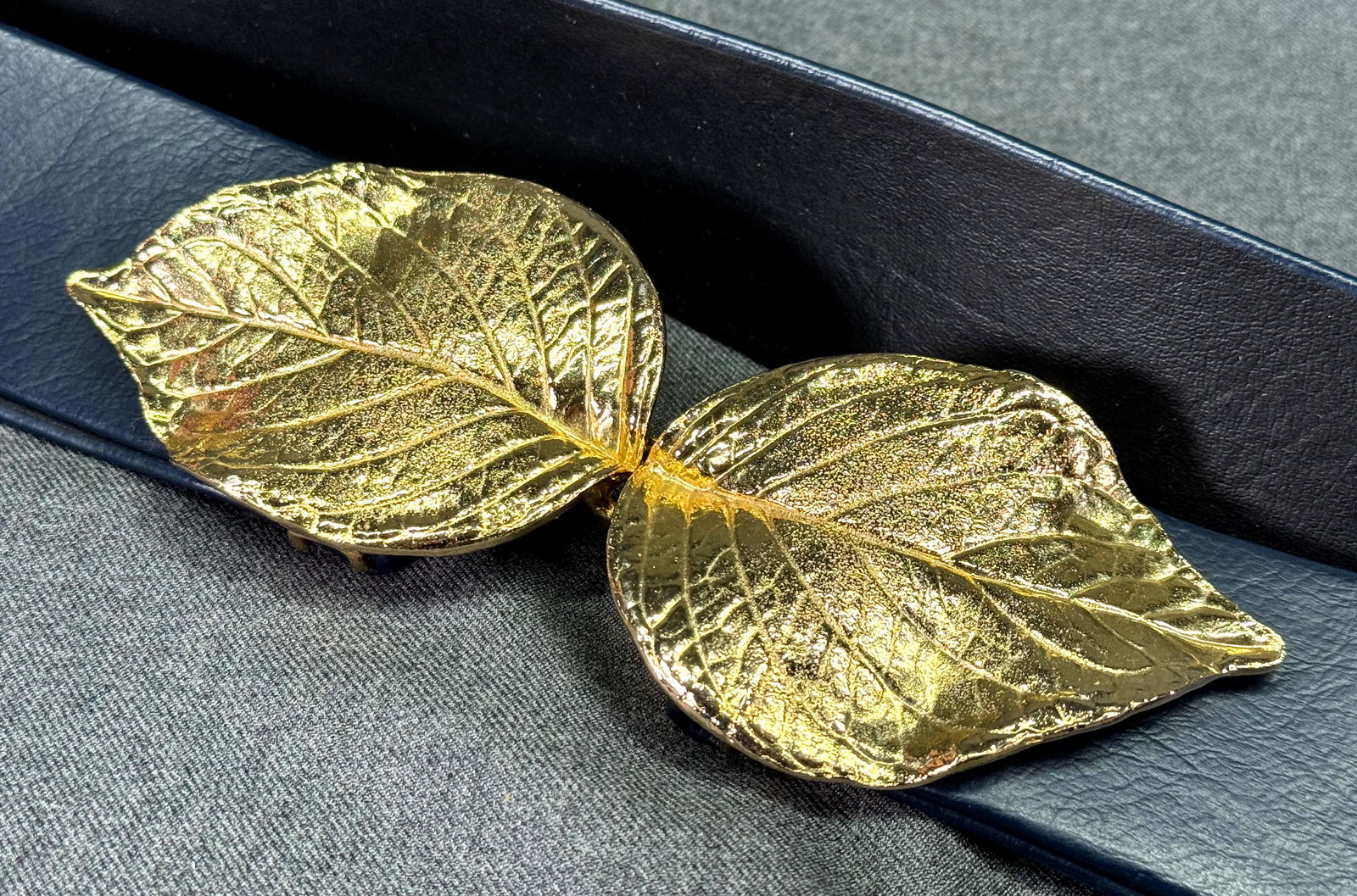 Vintage heavy goldtoned leaves buckle blue leather belt: IN HOUSE FLAT SHIPPING & HANDLING COST WITHIN ALL THE U.S. : 8 To bypass LiveShipping, and use our In-House shipping service for 8 or shipping combined for multiple lots, please select “Arrange Your