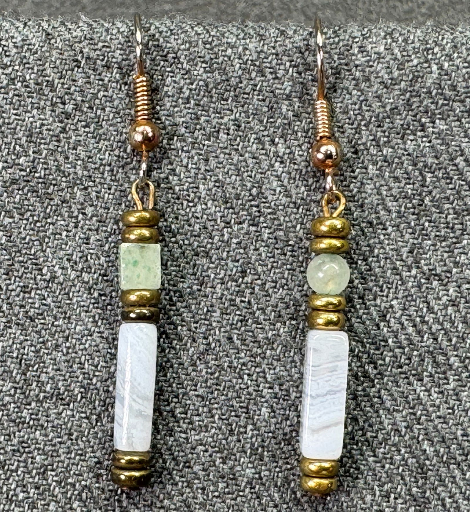 Vintage agate & green stone gold-toned dangle hook earrings: Vintage agate & green stone gold-toned dangle hook earrings. Unmarked. For measures please refer to the pictures taken with a measuring tape. Weight: 4 Grams. IN HOUSE FLAT SHIPPING & HANDLING COST WI