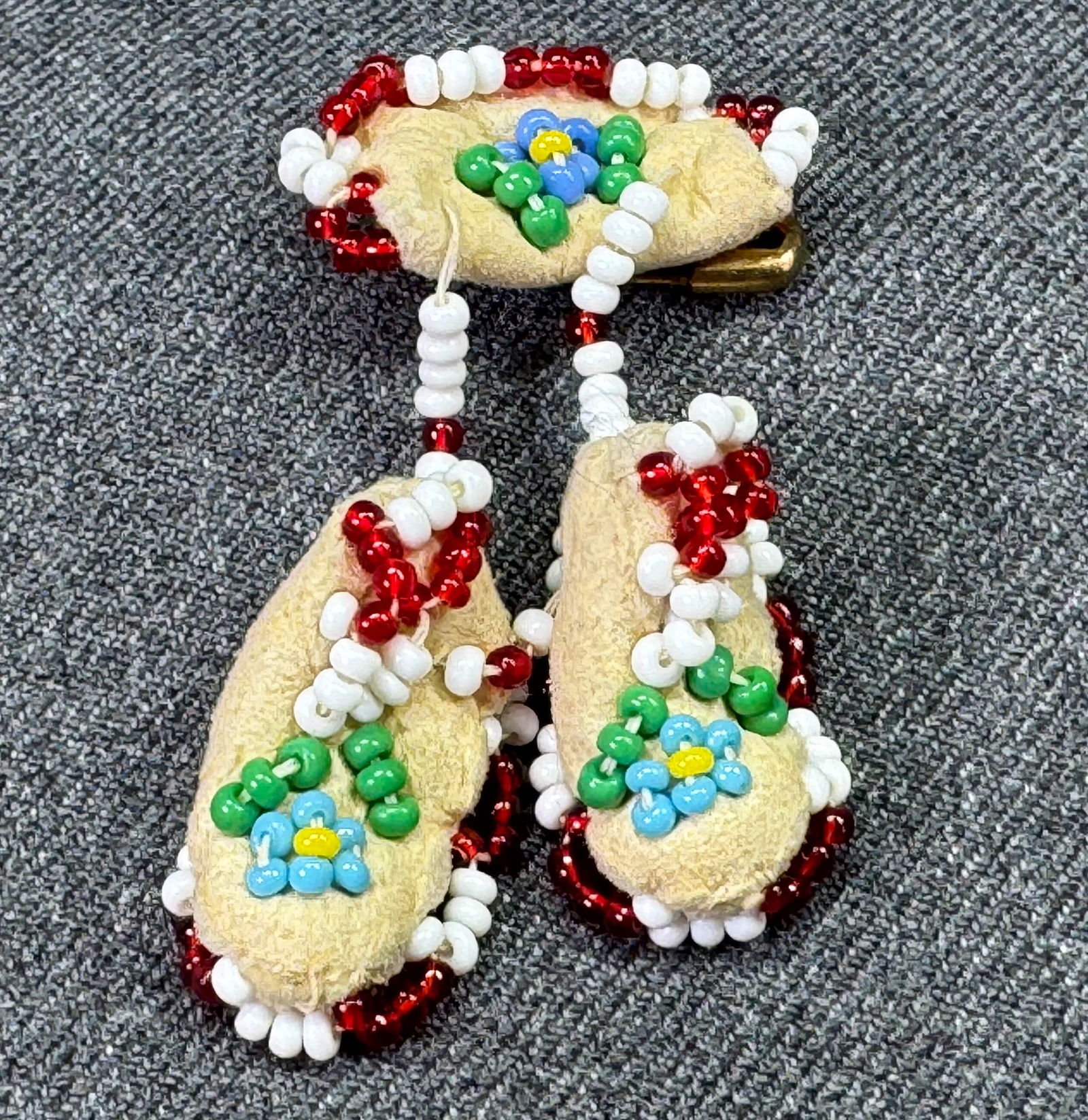 Vintage hand beaded leather native american moccasins souvenir brooch pin: IN HOUSE FLAT SHIPPING & HANDLING COST WITHIN ALL THE U.S. : 7 To bypass LiveShipping, and use our In-House shipping service for 7 or shipping combined for multiple lots, please select “Arrange Your