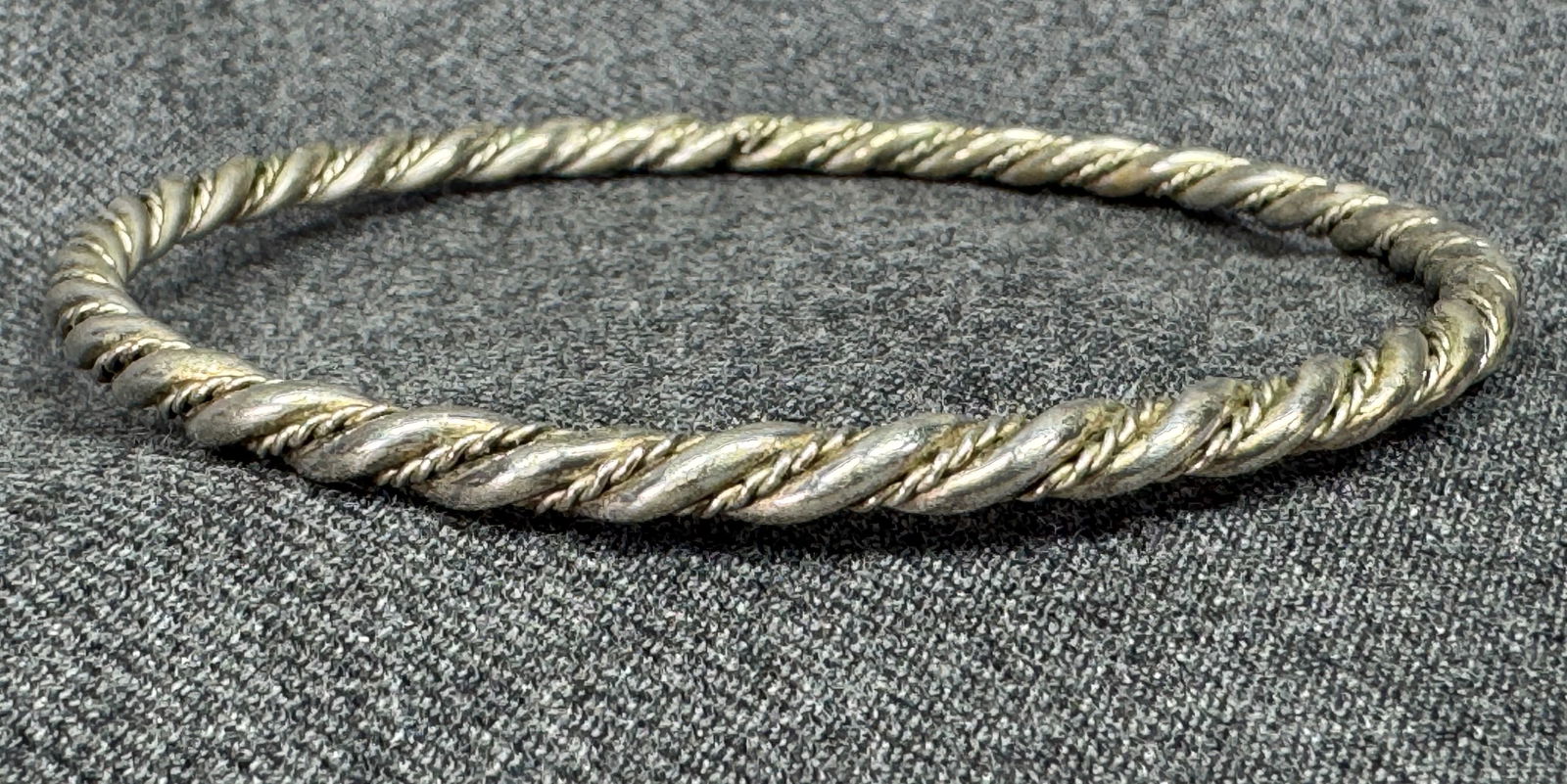 Vintage silver-toned twisted rope bracelet bangle: IN HOUSE FLAT SHIPPING & HANDLING COST WITHIN ALL THE U.S. : 7 To bypass LiveShipping, and use our In-House shipping service for 7 or shipping combined for multiple lots, please select “Arrange Your