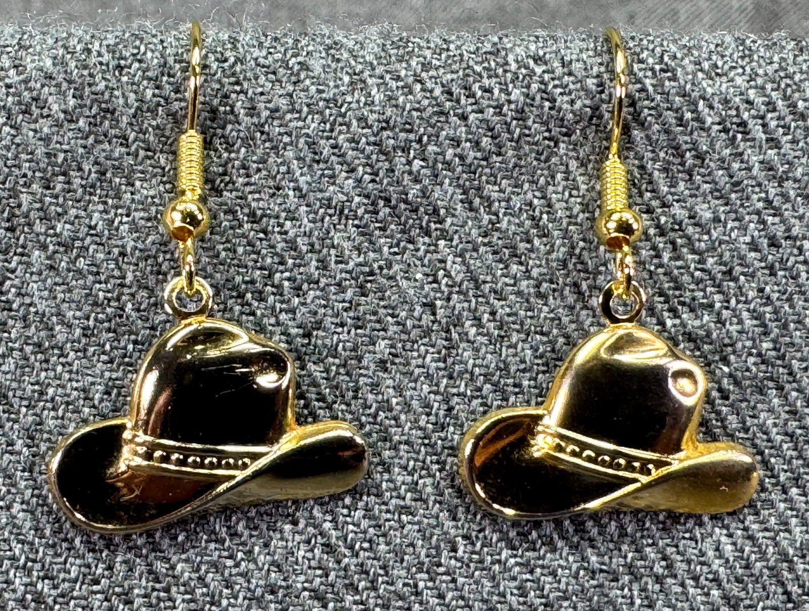 Vintage Southwestern style gold-toned cowboy hat hook earrings: Vintage Southwestern style gold-toned cowboy hat hook earrings. Unmarked. For measures please refer to the pictures taken with a measuring tape. Weight: 2 Grams. IN HOUSE FLAT SHIPPING & HANDLING COST