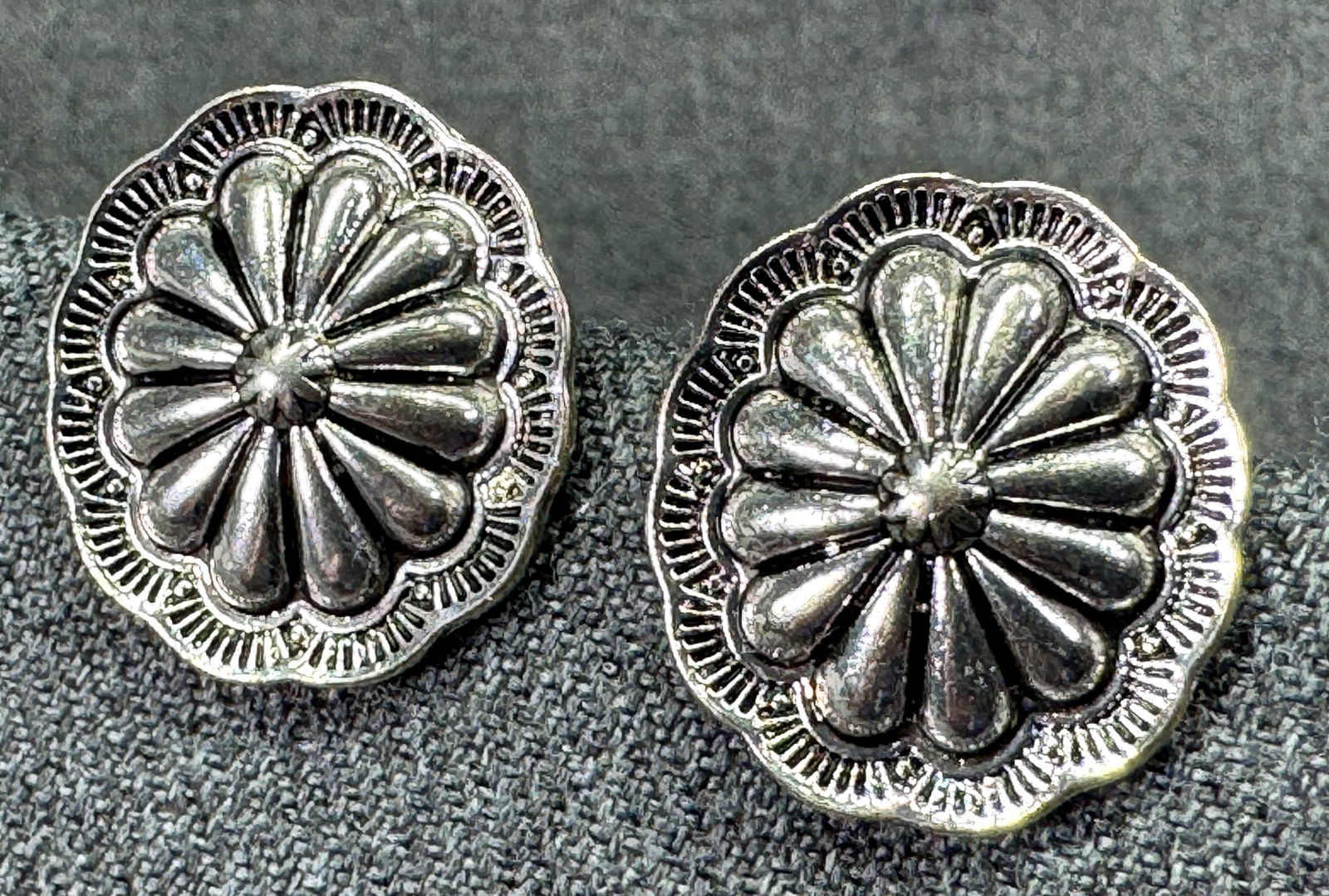 Silver-toned metal concho stud earrings: Silver-toned metal concho stud earrings. Unmarked. For measures please refer to the pictures taken with a measuring tape. Weight: 7 Grams. IN HOUSE FLAT SHIPPING & HANDLING COST WITHIN ALL THE U.S. :