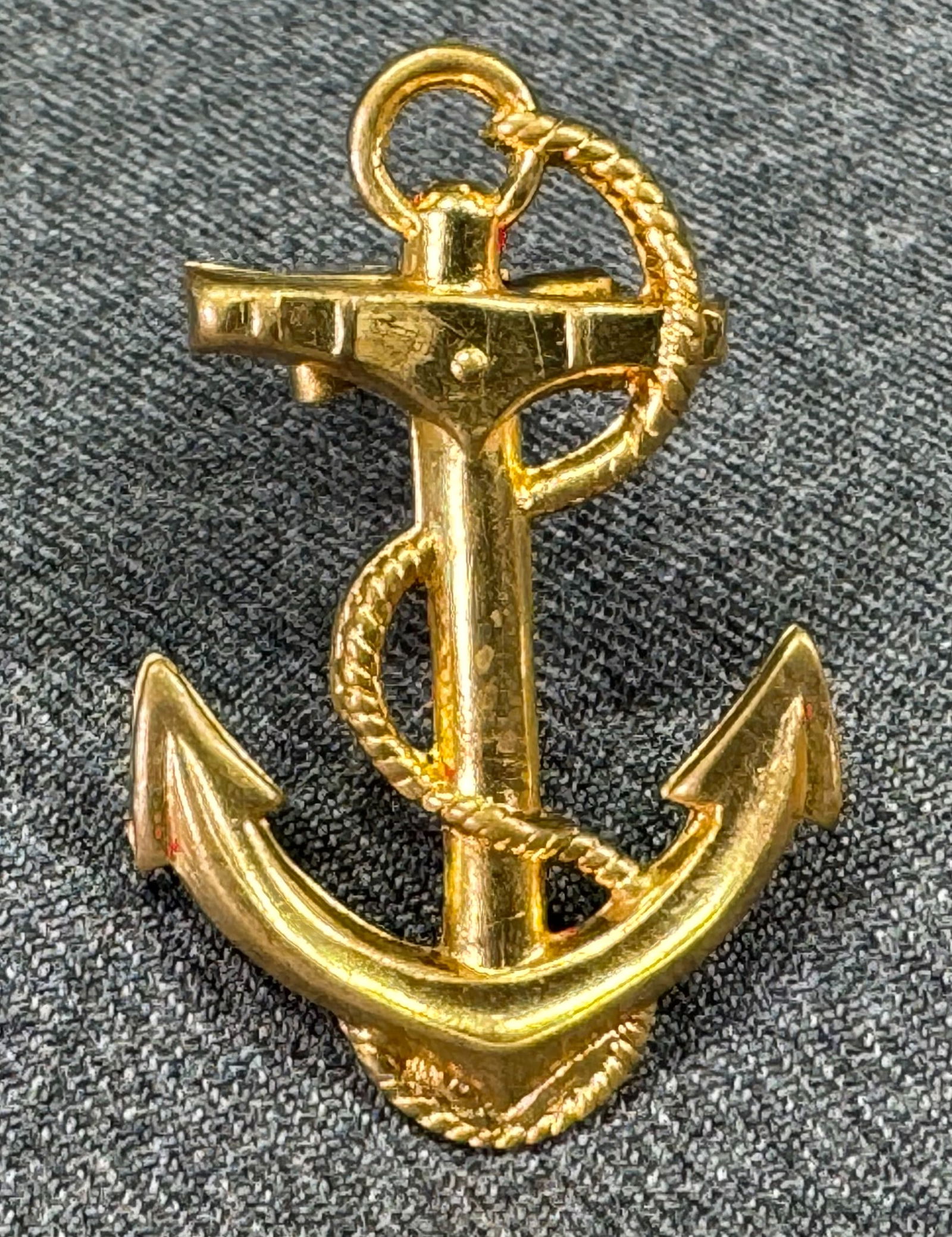 Vintage Navy anchor goldtone metal dress clip brooch.: IN HOUSE FLAT SHIPPING & HANDLING COST WITHIN ALL THE U.S. : 7 To bypass LiveShipping, and use our In-House shipping service for 7 or shipping combined for multiple lots, please select “Arrange Your