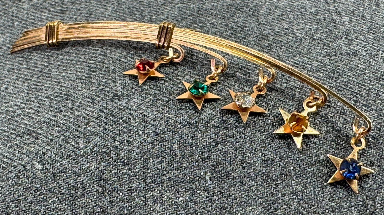 Vintage color crystal star dangles gold-filled wired brooch pin: IN HOUSE FLAT SHIPPING & HANDLING COST WITHIN ALL THE U.S. : 7 To bypass LiveShipping, and use our In-House shipping service for 7 or shipping combined for multiple lots, please select “Arrange Your