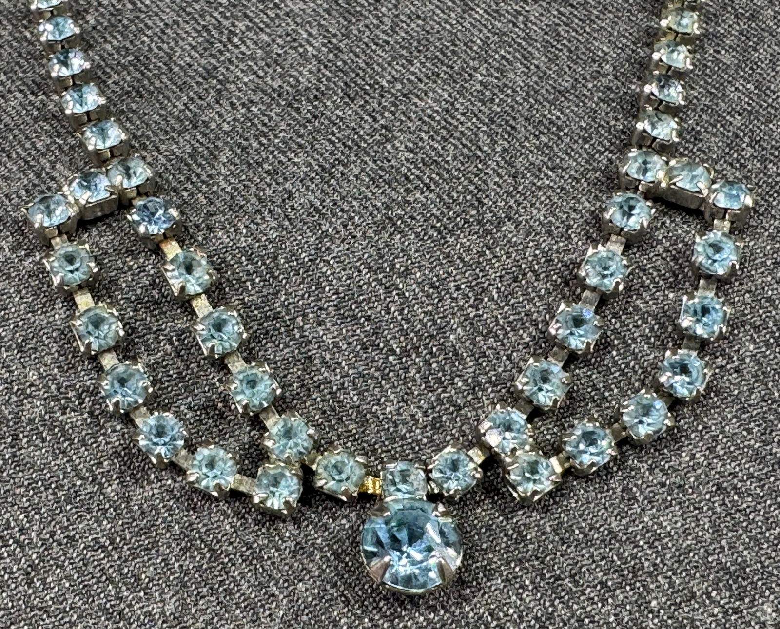 Vintage sky blue crystals silvertoned metal bow shaped collar necklace: IN HOUSE FLAT SHIPPING & HANDLING COST WITHIN ALL THE U.S. : 7 To bypass LiveShipping, and use our In-House shipping service for 7 or shipping combined for multiple lots, please select “Arrange Your