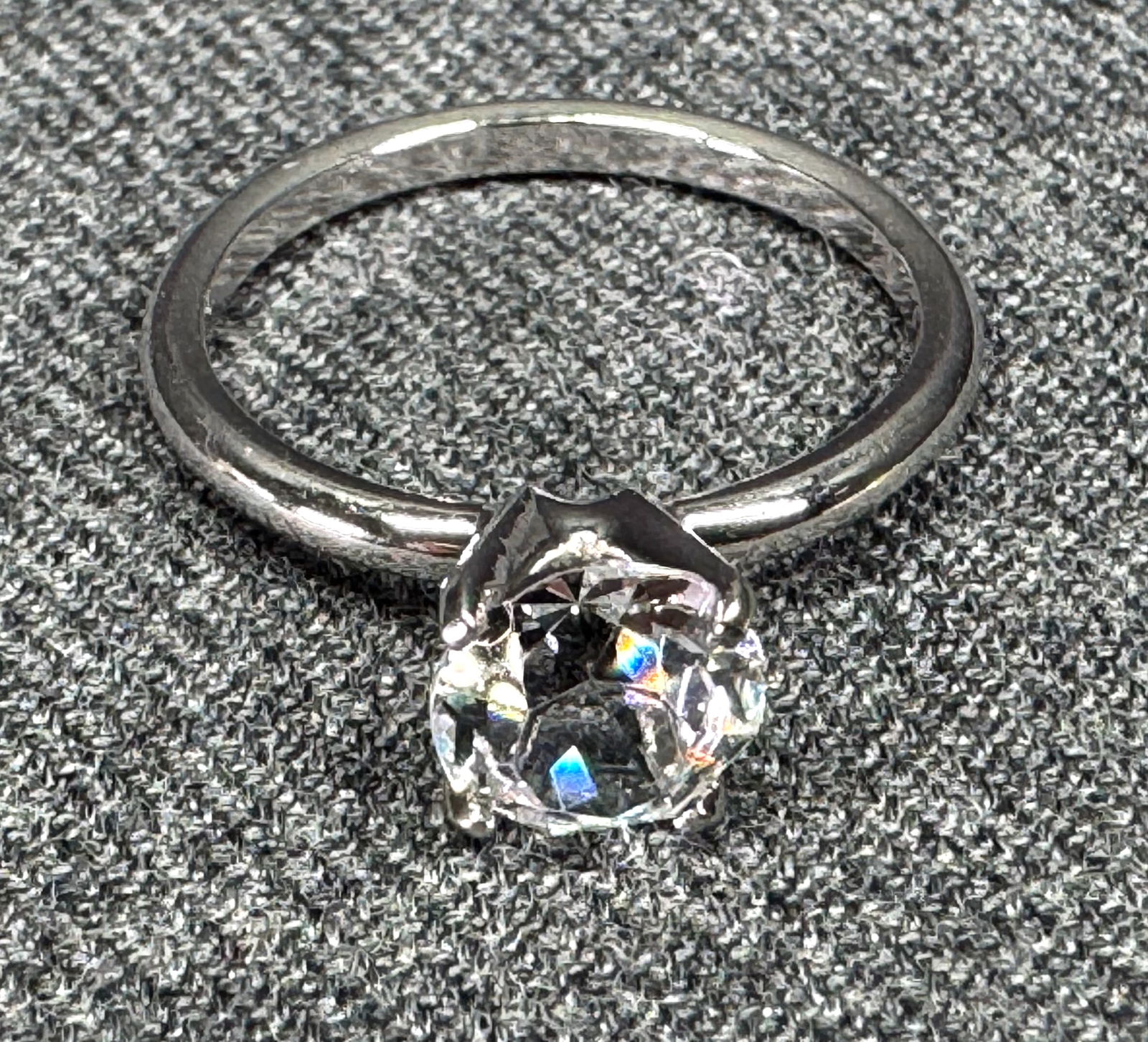Vintage Uncas crystal silvertone metal solitaire ring Size 7 (1 of 6)