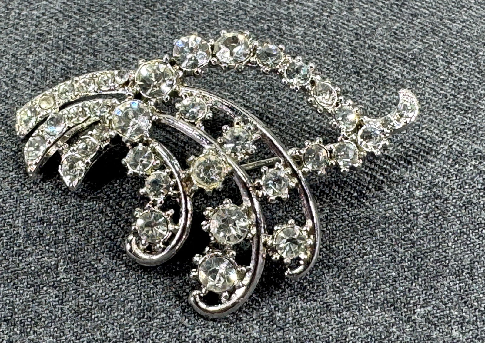 Vintage clear crystals silvertone brooch pin (1 of 6)