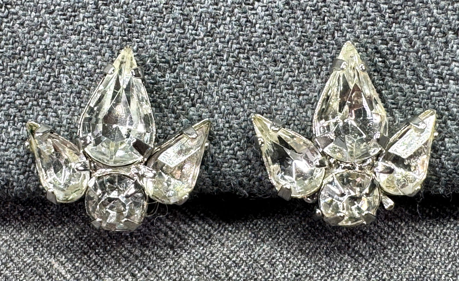 Vintage Juliana style clear crystals silver-toned clip pin: Vintage Juliana style clear crystals silver-toned clip pin. Unmarked. For measures please refer to the pictures taken with a measuring tape. Weight: 7 Grams. IN HOUSE FLAT SHIPPING & HANDLING COST WIT