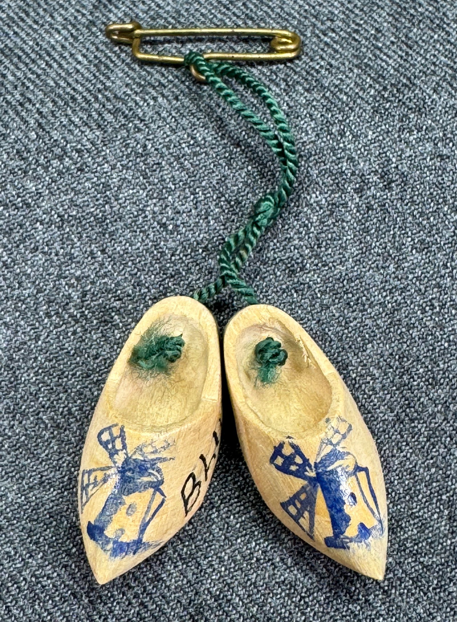 Vintage Blijdorp painted windmill wooden clog dangles souvenir metal brooch pin: IN HOUSE FLAT SHIPPING & HANDLING COST WITHIN ALL THE U.S. : 7 To bypass LiveShipping, and use our In-House shipping service for 7 or shipping combined for multiple lots, please select “Arrange Your