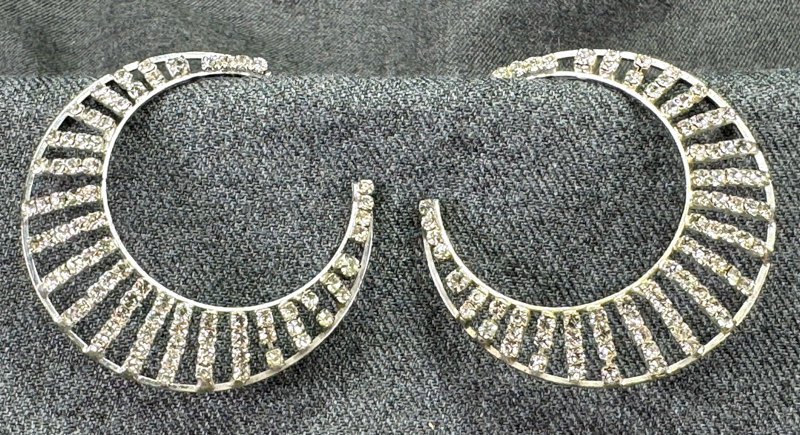 Vintage clear rhinestones filigree silver-toned large crescent moon hoop earrings: IN HOUSE FLAT SHIPPING & HANDLING COST WITHIN ALL THE U.S. : $7 To bypass LiveShipping, and use our In-House shipping service for $7 or shipping combined for multiple lots, please select “Arrange Yo