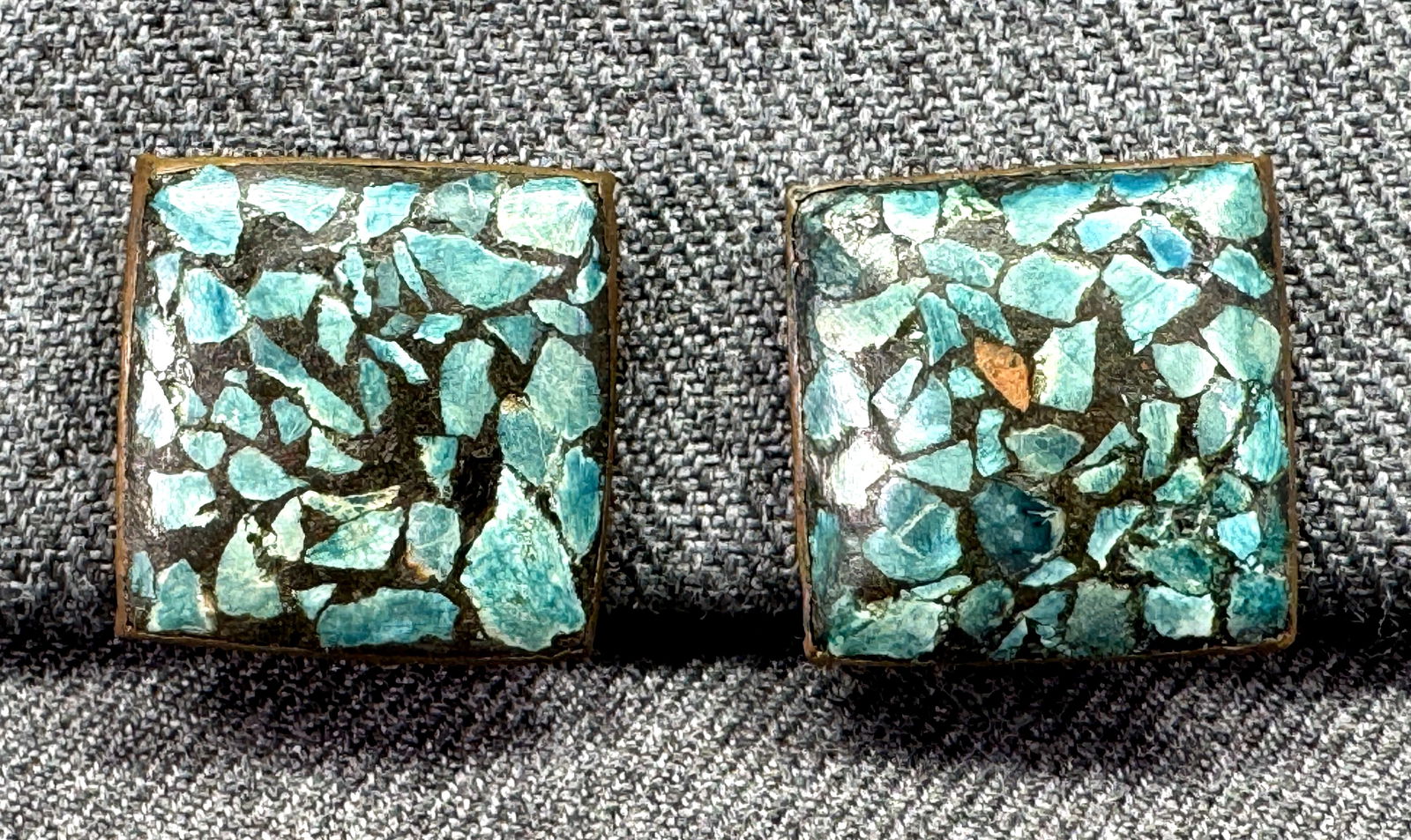 Vintage inlay chipped turquoise bronze screw back earrings: Vintage inlay chipped turquoise bronze screw back earrings. Unmarked. For measures please refer to the pictures taken with a measuring tape. Weight: 11 Grams. IN HOUSE FLAT SHIPPING & HANDLING COST WI