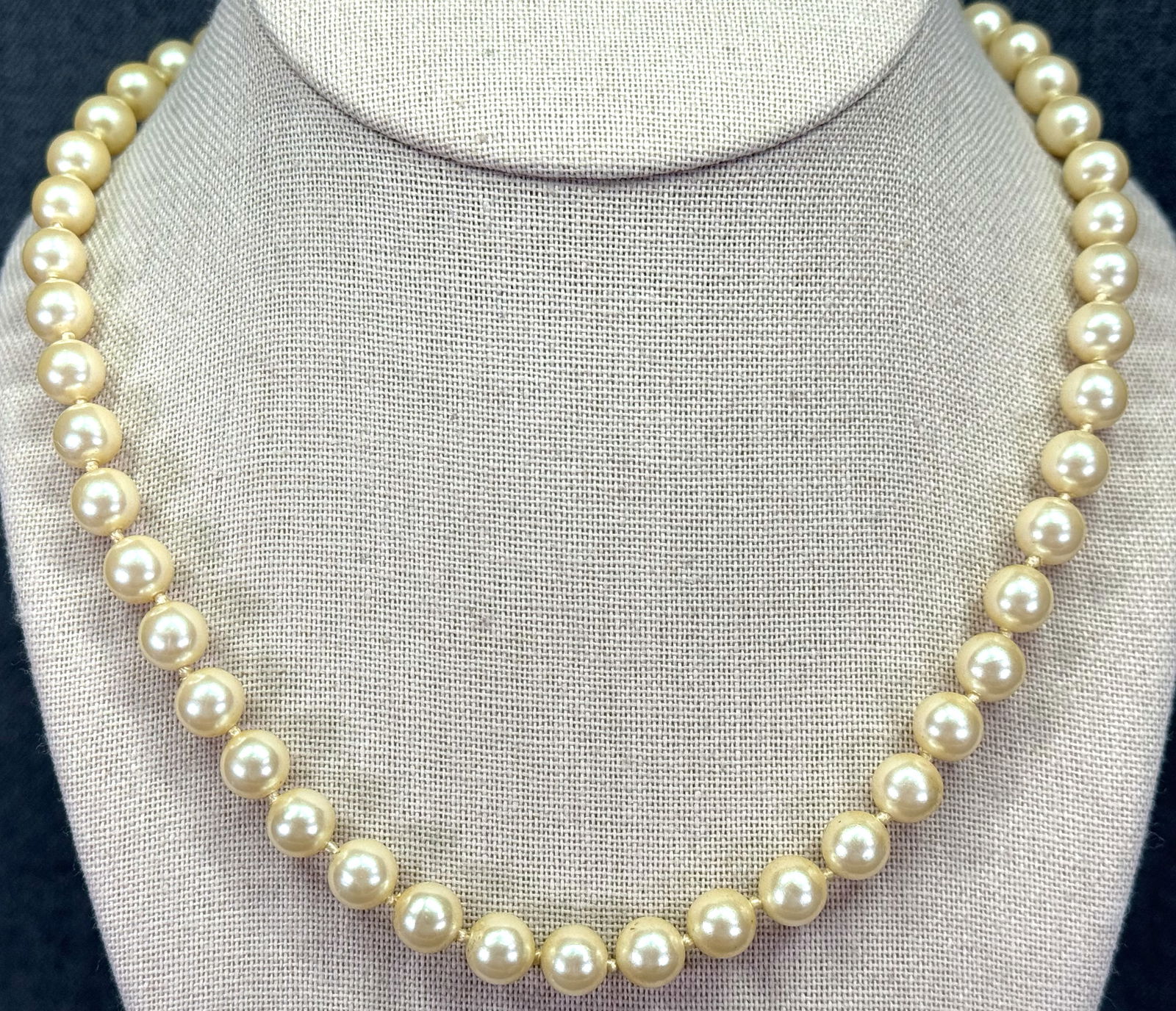 Vintage hand knotted in between pearly beads collar necklace: Vintage hand knotted in between pearly beads collar necklace. Unmarked. For measures please refer to the pictures taken with a measuring tape. Weight: 21 Grams. IN HOUSE FLAT SHIPPING & HANDLING COST