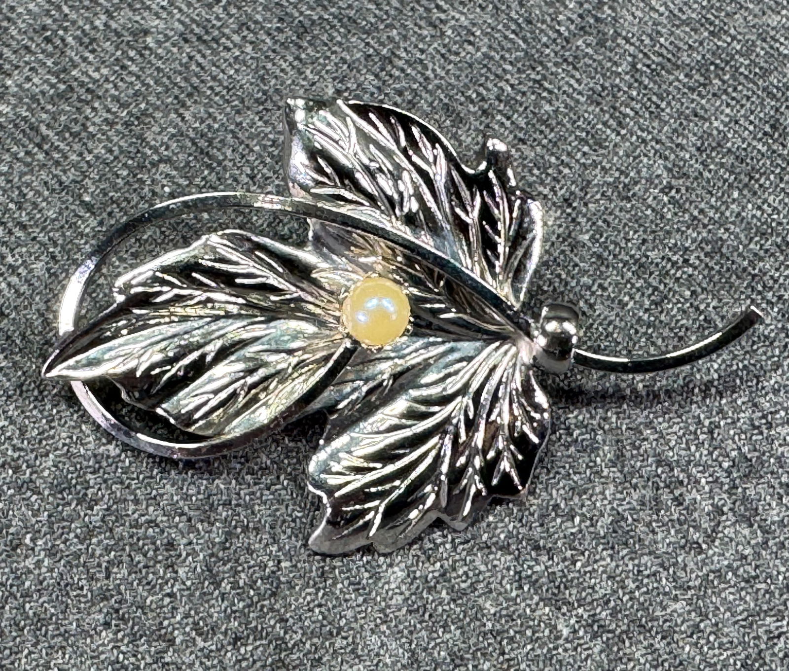 Vintage leaf pin brooch. Pearly bead silvertone metal.: IN HOUSE FLAT SHIPPING & HANDLING COST WITHIN ALL THE U.S. : 7 To bypass LiveShipping, and use our In-House shipping service for 7 or shipping combined for multiple lots, please select “Arrange Your