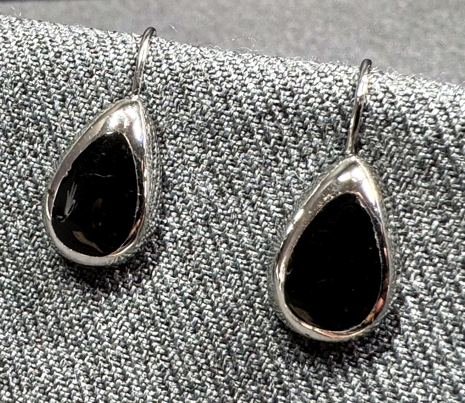 Vintage ATI Mexico black enamel sterling silver hook earrings: IN HOUSE FLAT SHIPPING & HANDLING COST WITHIN ALL THE U.S. : 7 To bypass LiveShipping, and use our In-House shipping service for 7 or shipping combined for multiple lots, please select “Arrange Your