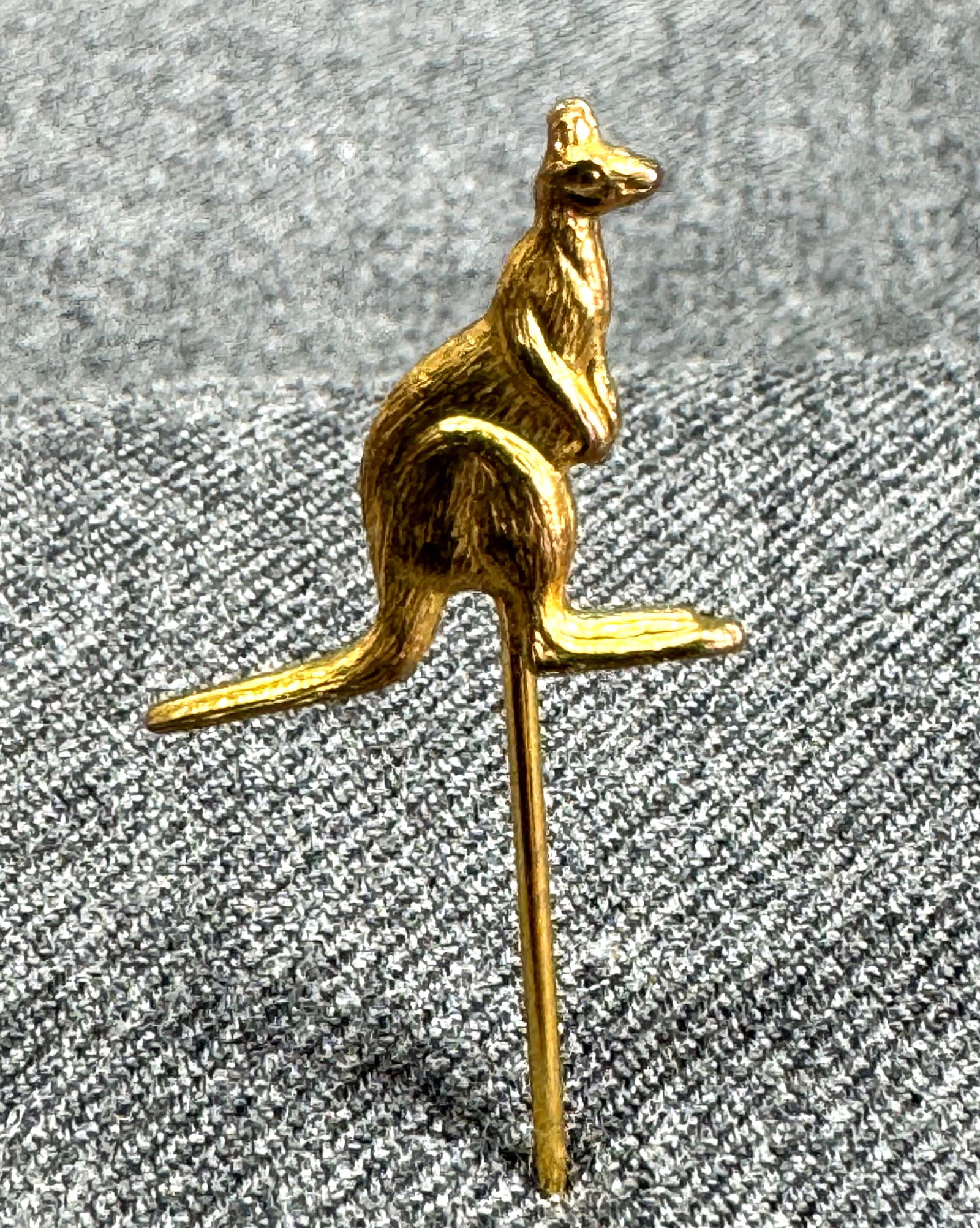 Vintage gold-toned kangaroo stick pin: Vintage gold-toned kangaroo stick pin. Unmarked. For measures please refer to the pictures taken with a measuring tape. Weight: 2 Grams. IN HOUSE FLAT SHIPPING & HANDLING COST WITHIN ALL THE U.S. : $7
