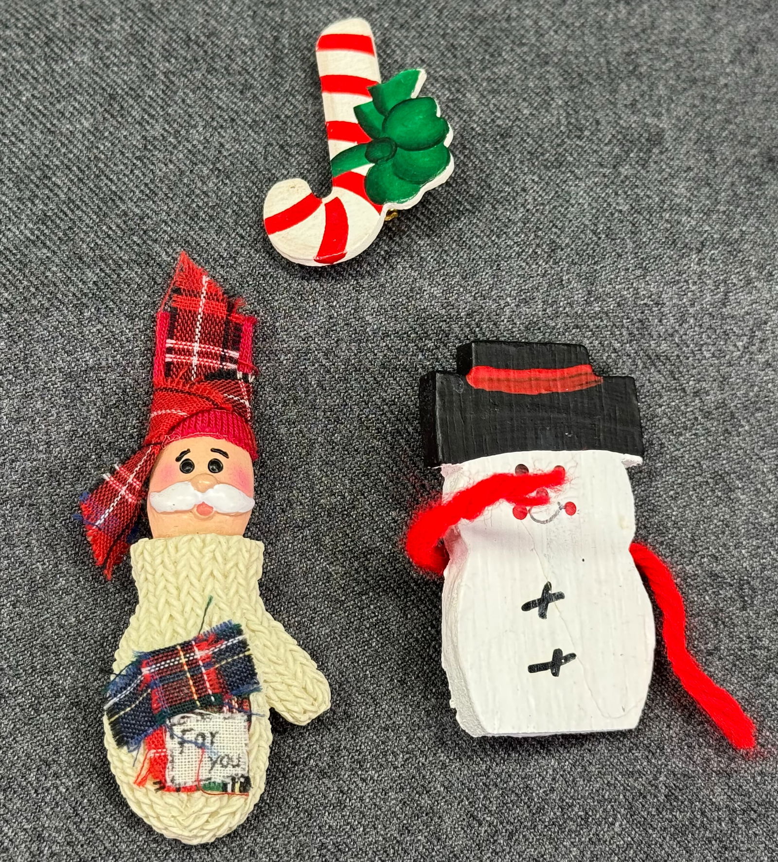 Vintage painted wood assorted Christmas pin and hook earrings (1 of 10)