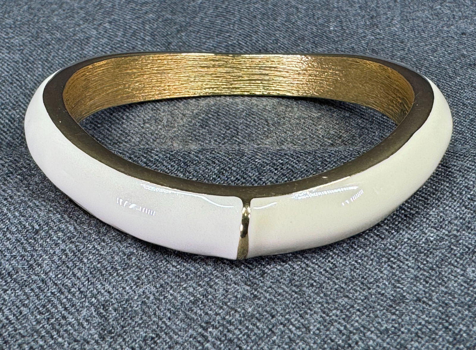 Vintage 80s creamy enamel goldtone metal wavy bracelet bangle.: IN HOUSE FLAT SHIPPING & HANDLING COST WITHIN ALL THE U.S. : 7 To bypass LiveShipping, and use our In-House shipping service for 7 or shipping combined for multiple lots, please select “Arrange Your