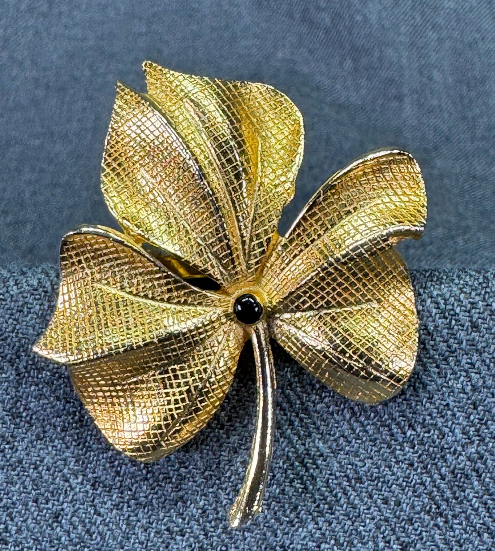 Vintage black enamel textured gold-toned flower brooch pin: IN HOUSE FLAT SHIPPING & HANDLING COST WITHIN ALL THE U.S. : $7 To bypass LiveShipping, and use our In-House shipping service for $7 or shipping combined for multiple lots, please select “Arrange Yo