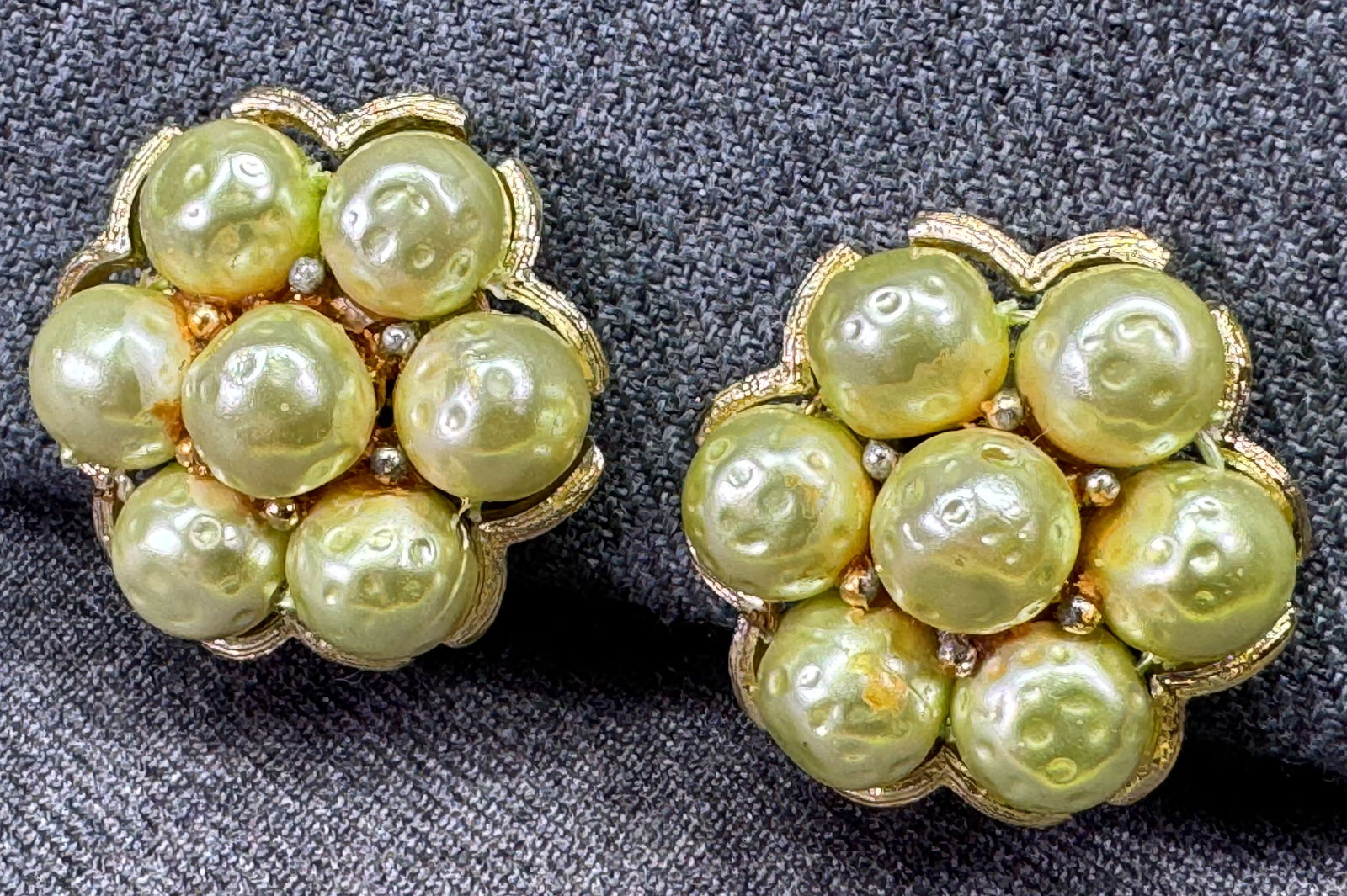 Vintage green pearly beads gold-toned flower clip earrings: Vintage green pearly beads gold-toned flower clip earrings. Unmarked. For measures please refer to the pictures taken with a measuring tape. Weight: 17 Grams. IN HOUSE FLAT SHIPPING & HANDLING COST WI